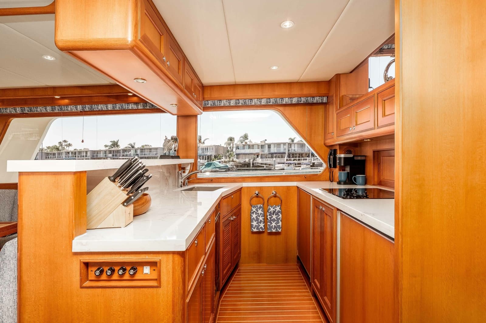 2005 Offshore Yachts Pilothouse - Photo 23