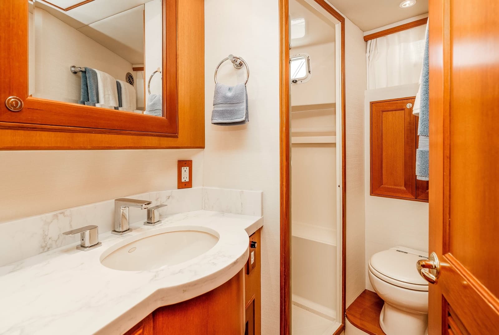 2005 Offshore Yachts Pilothouse - Photo 34