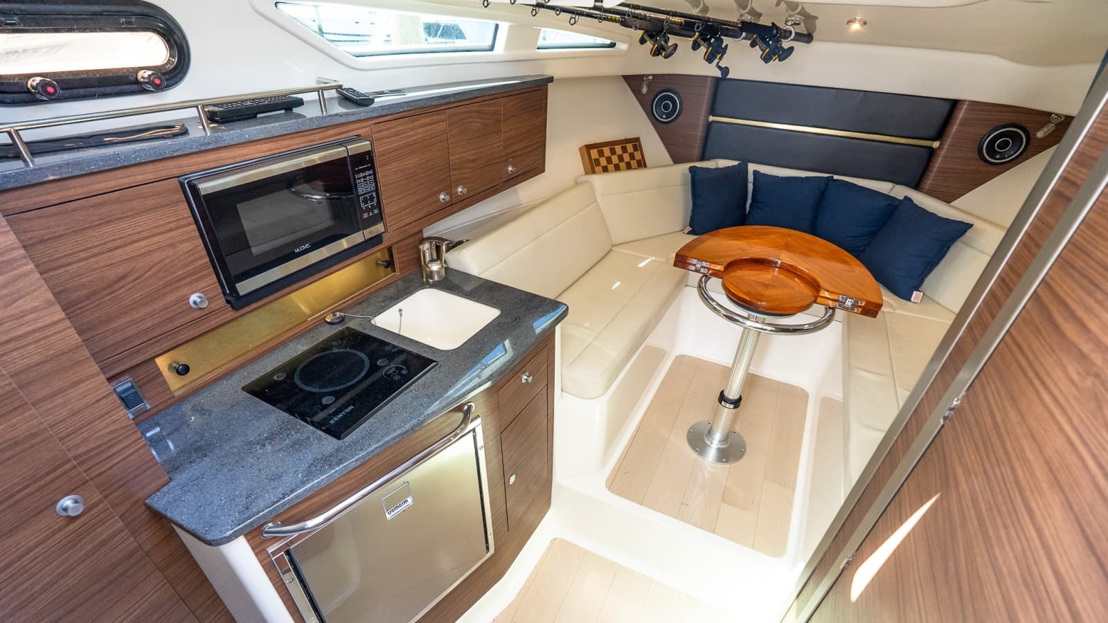 2020 Boston Whaler 325 Conquest - Photo 44