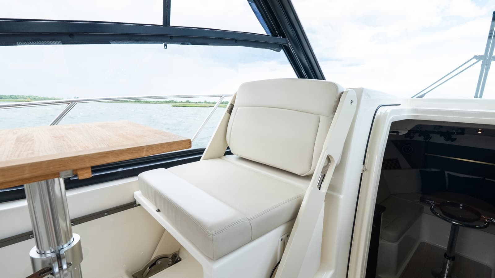 2020 Boston Whaler 325 Conquest - Photo 27