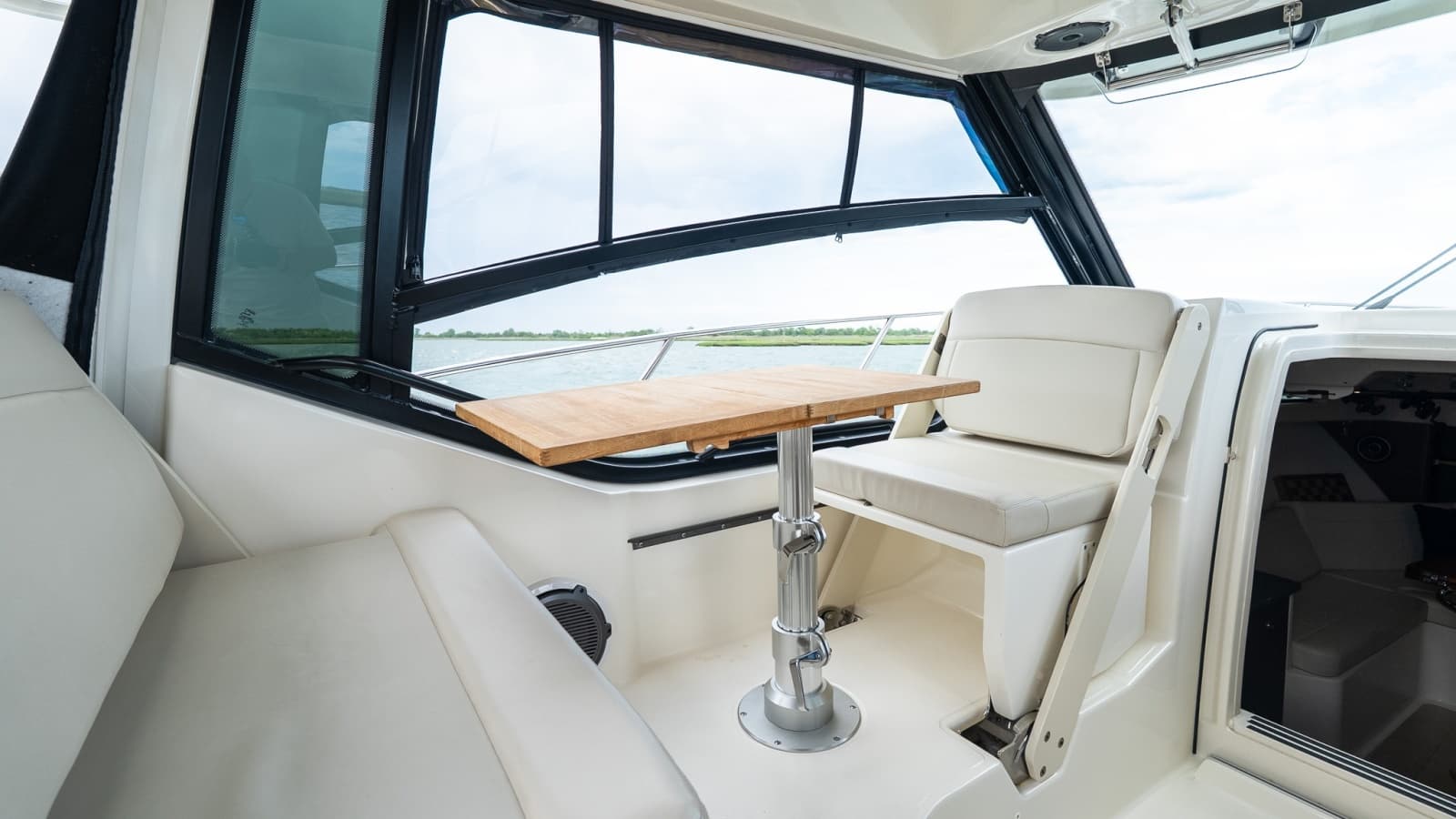 2020 Boston Whaler 325 Conquest - Photo 28