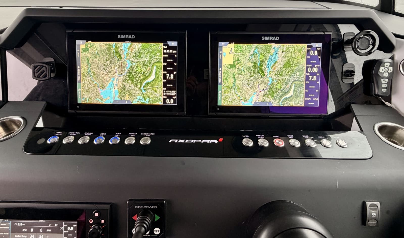 2021 Axopar 37 XC Cross Cabin - Photo 10