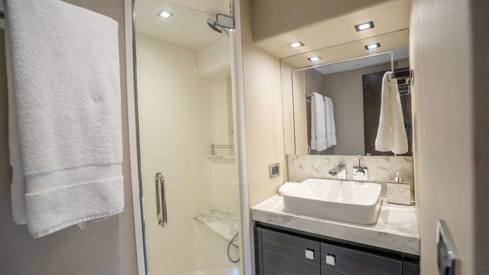 2021 Hatteras M75 Panacera - Photo 40