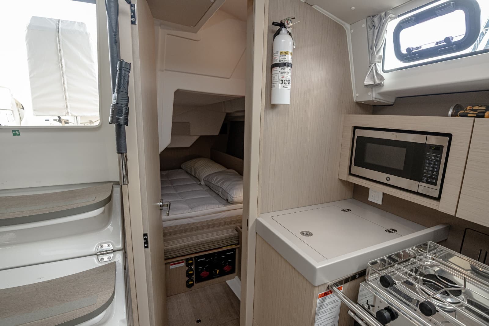 2023 Beneteau 38.1 - Photo 9