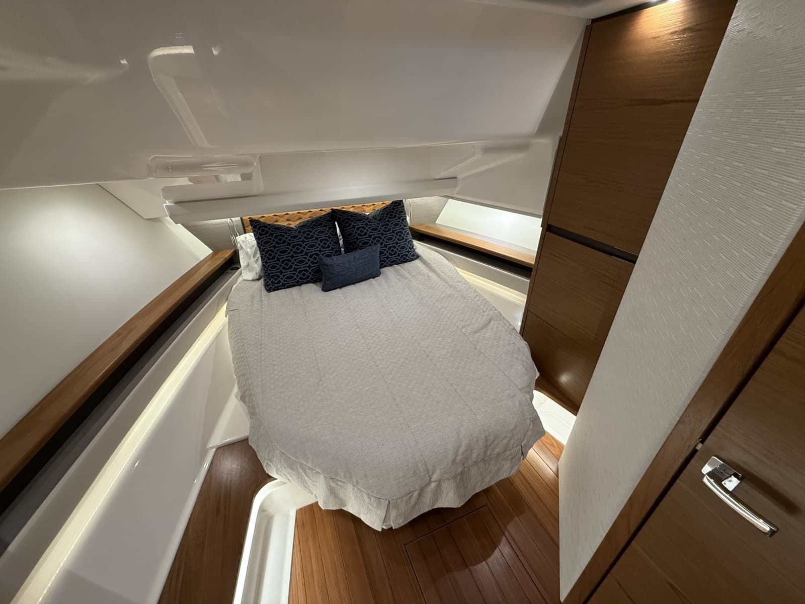 2023 Tiara Yachts 48 LS - Photo 18