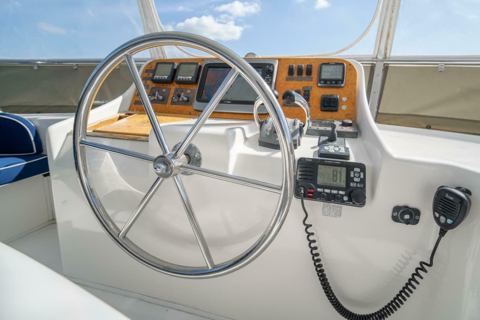 2007 Ocean Alexander 52 Sedan - Photo 12