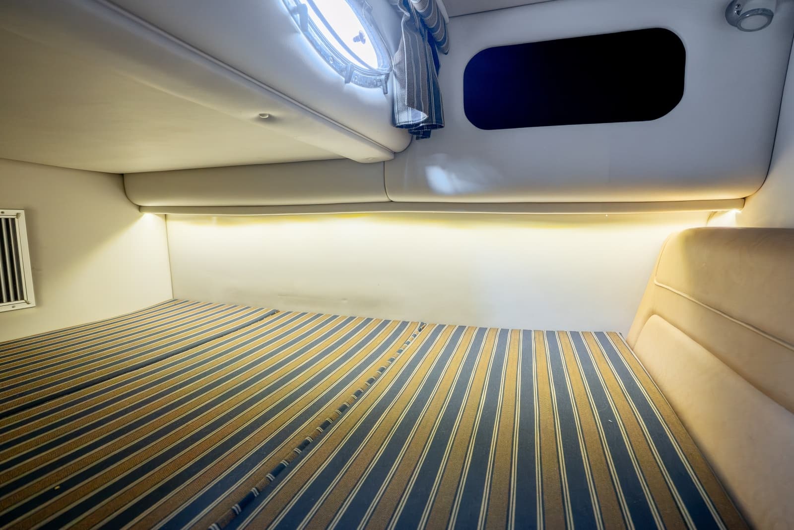 2016 Crownline 294 CR - Photo 20