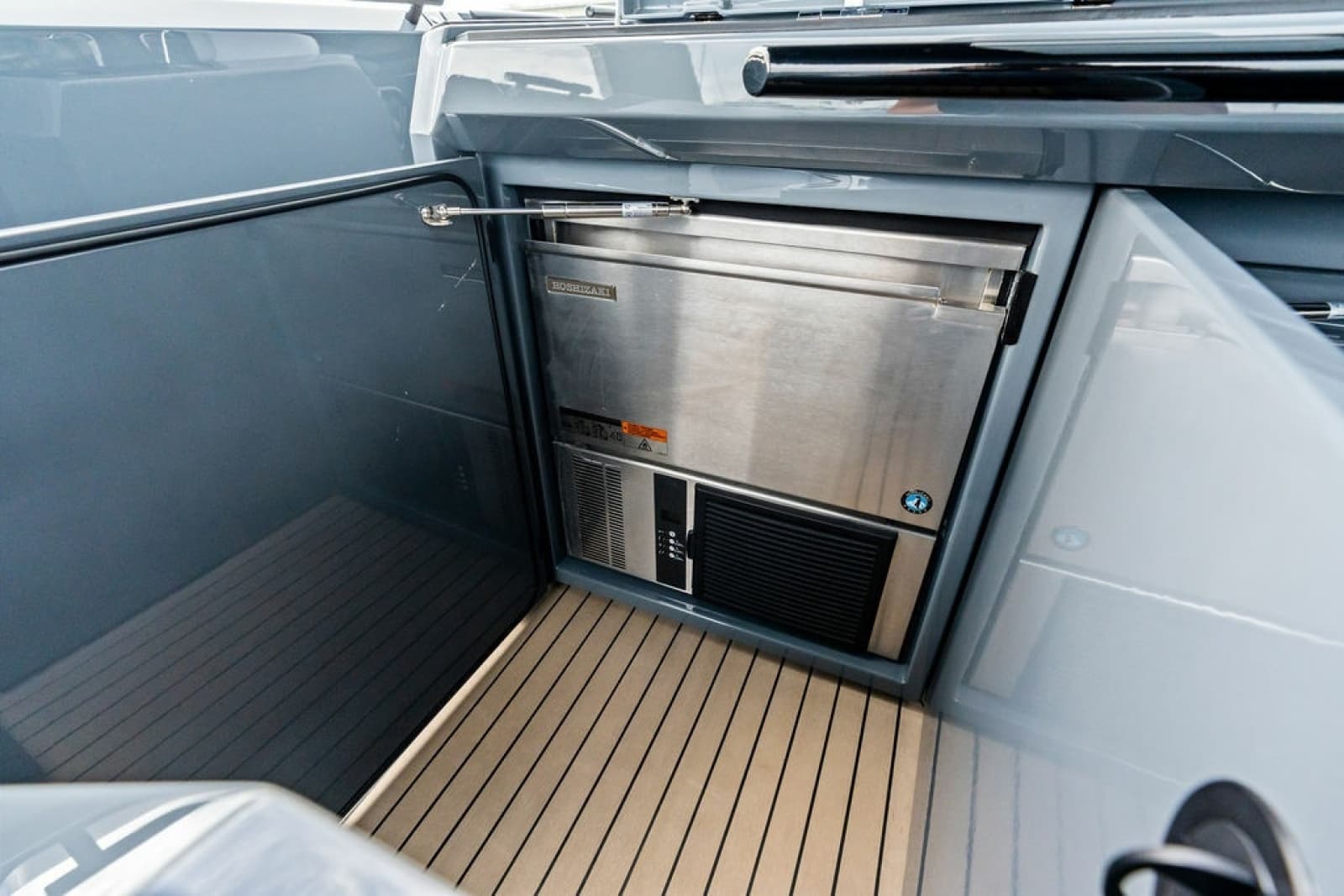 2024 Vanquish Yachts VQ55 - Photo 32