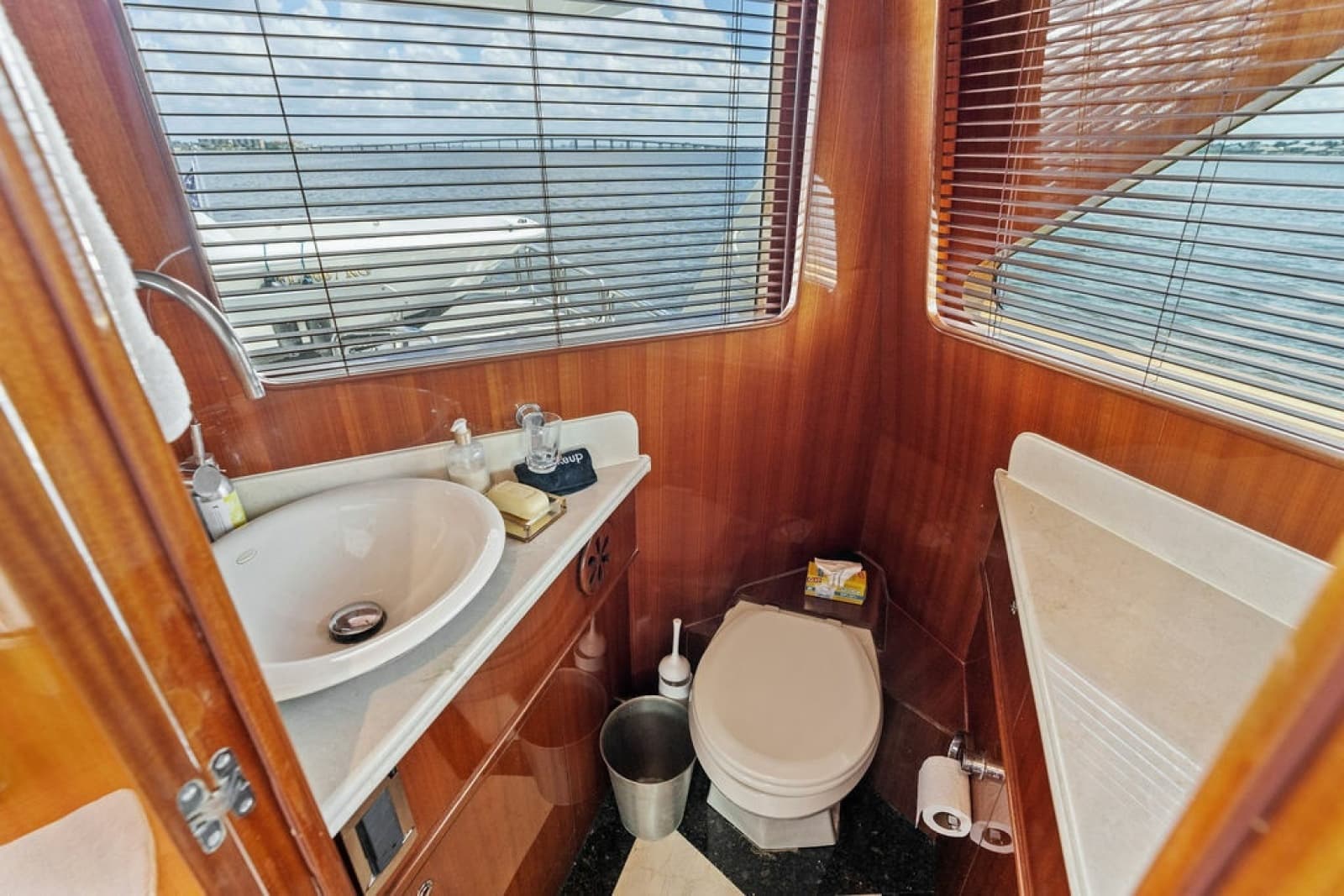 2005 Horizon 82 - Photo 49