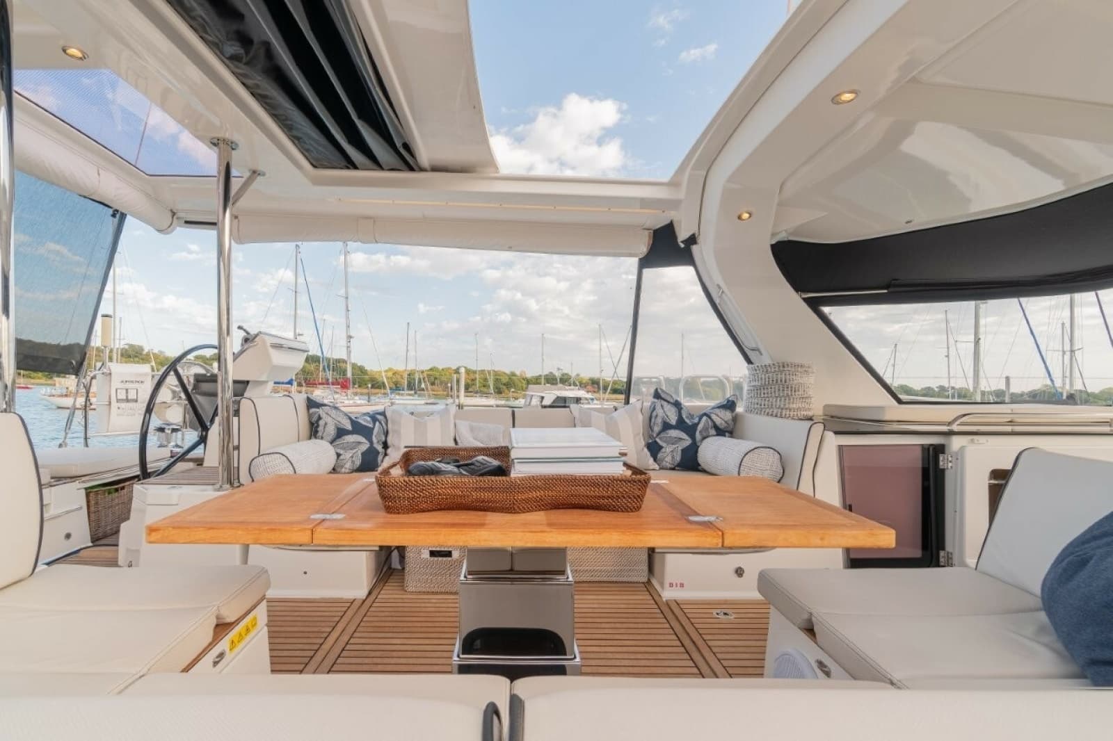 2020 Beneteau Oceanis Yacht 62 - Photo 10