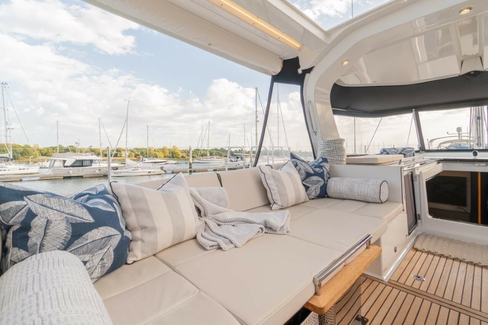 2020 Beneteau Oceanis Yacht 62 - Photo 12