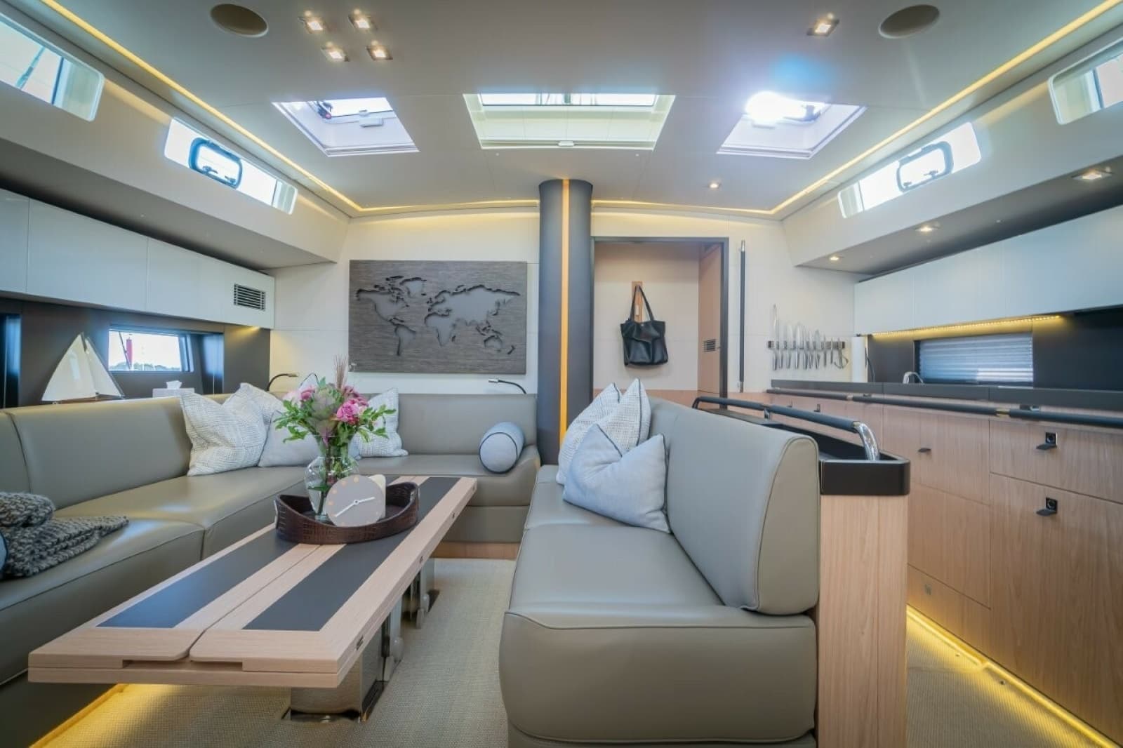 2020 Beneteau Oceanis Yacht 62 - Photo 20