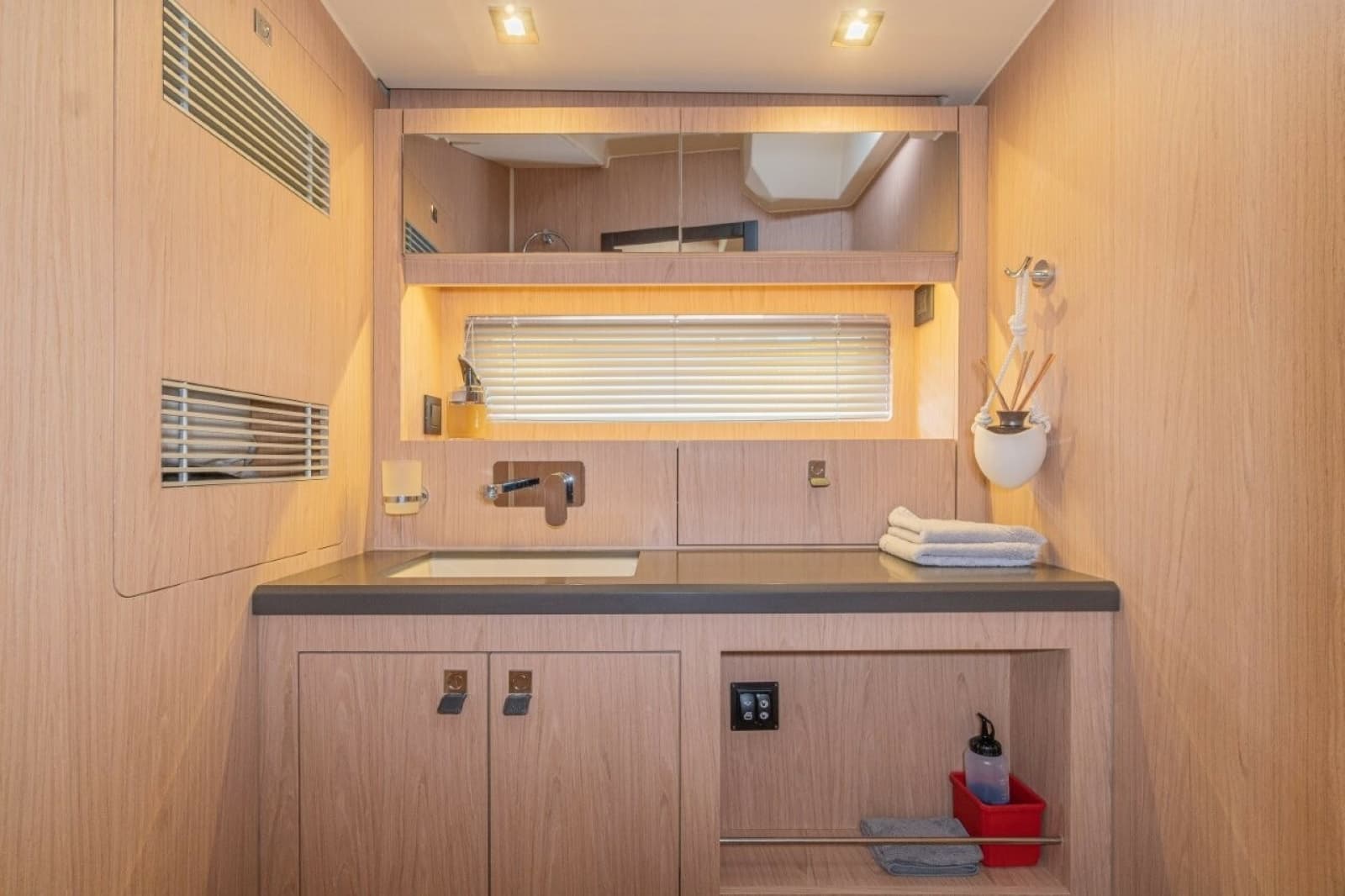 2020 Beneteau Oceanis Yacht 62 - Photo 33