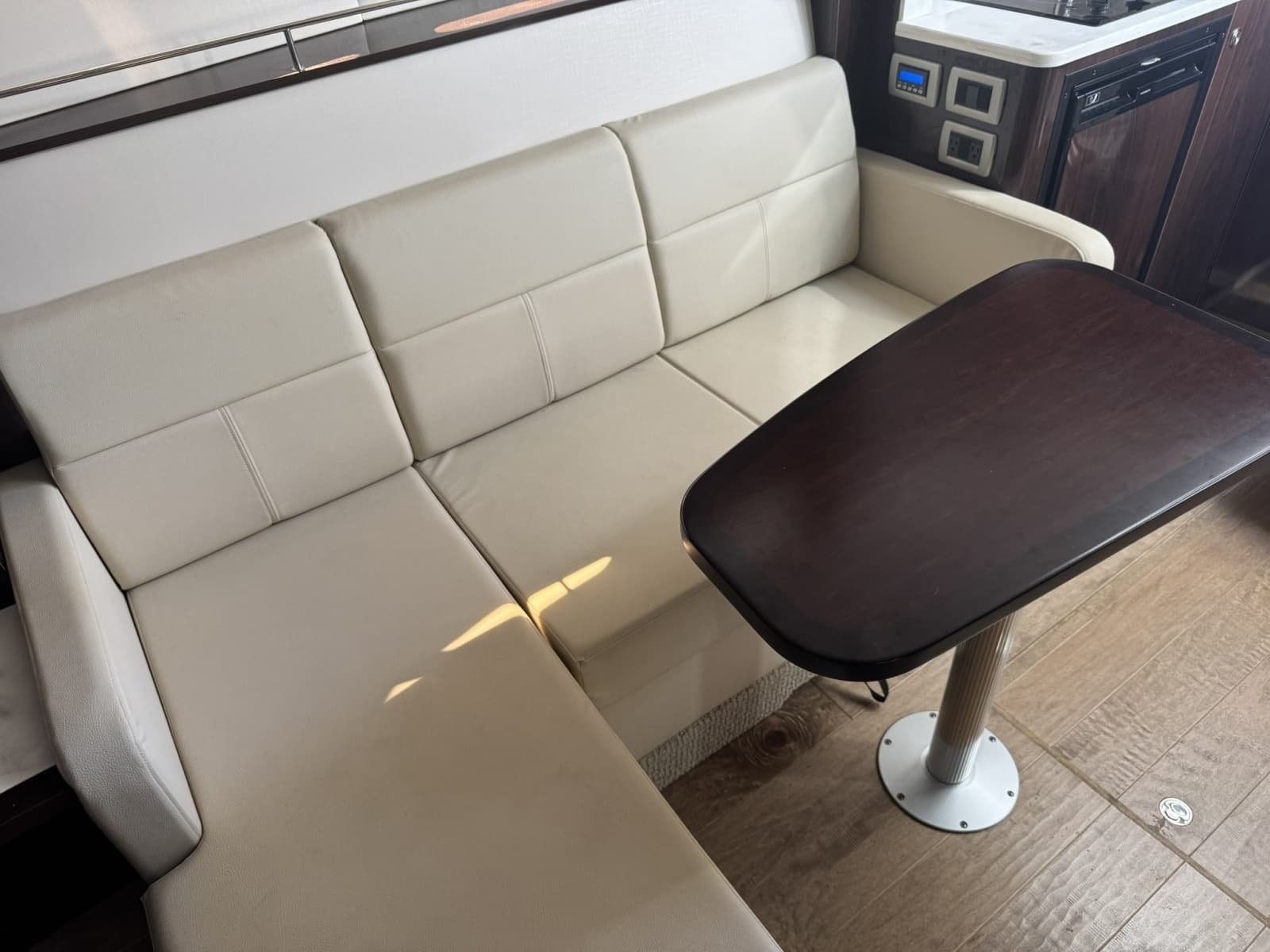2018 Sea Ray 350 Sundancer - Photo 43