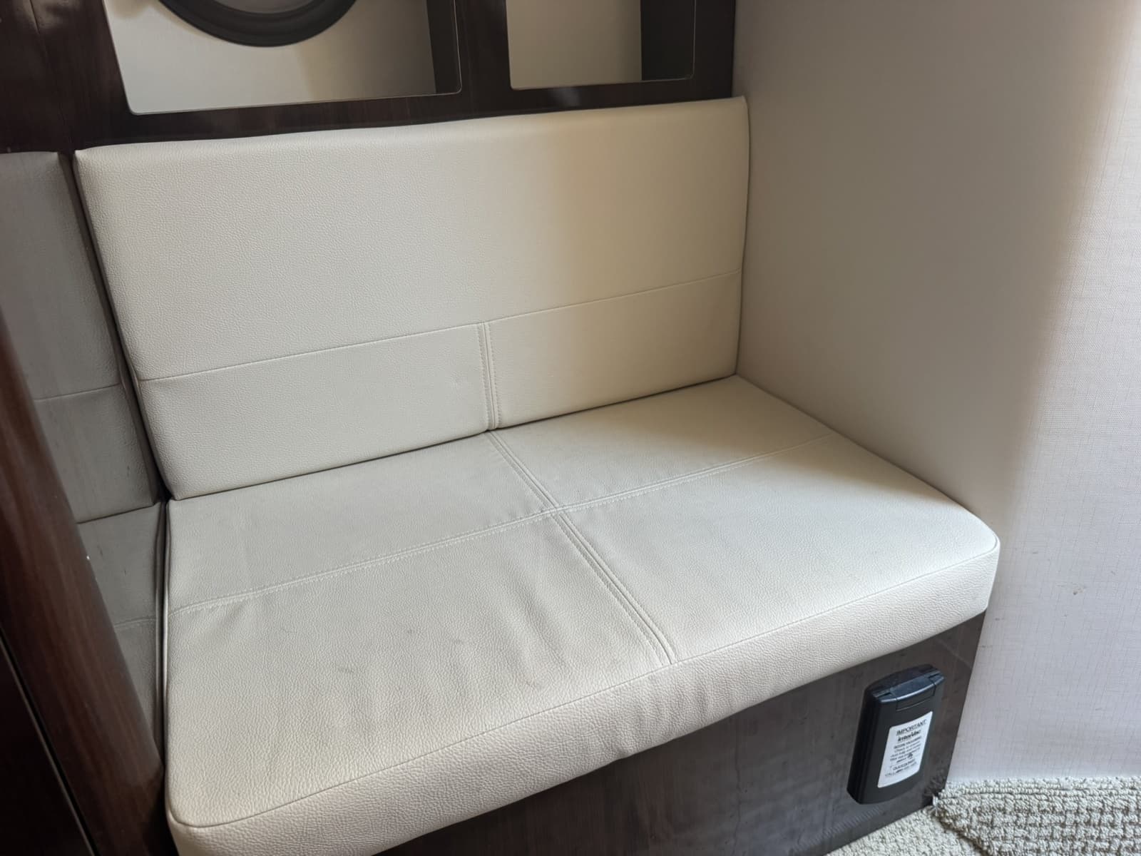 2018 Sea Ray 350 Sundancer - Photo 38