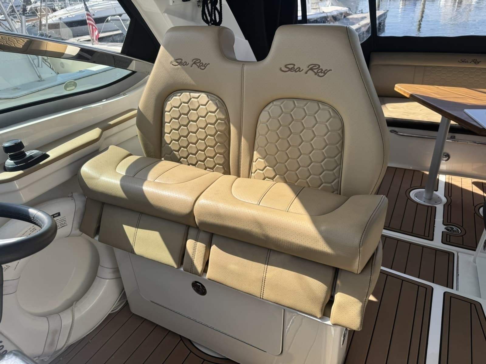 2018 Sea Ray 350 Sundancer - Photo 30