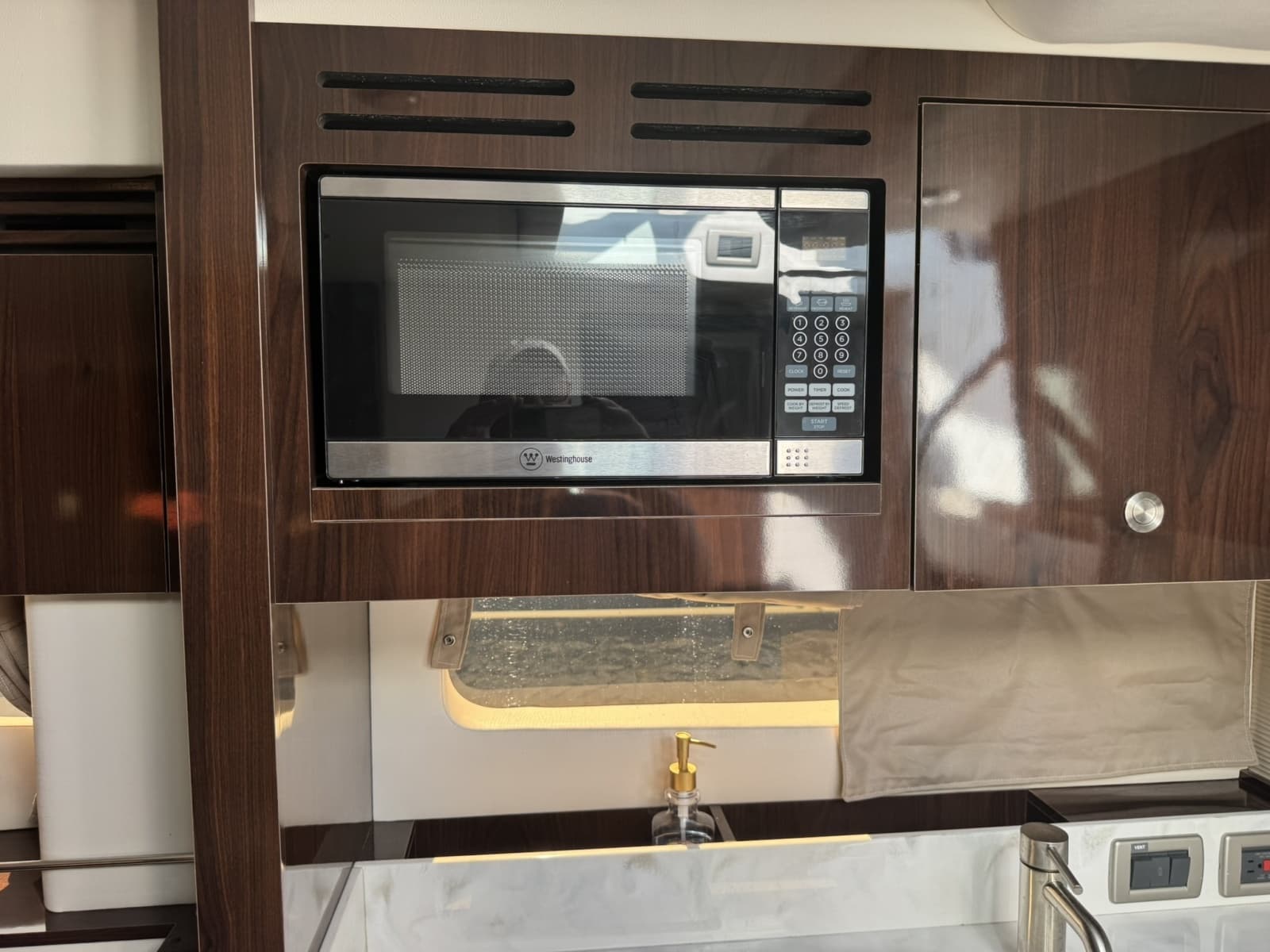 2018 Sea Ray 350 Sundancer - Photo 34