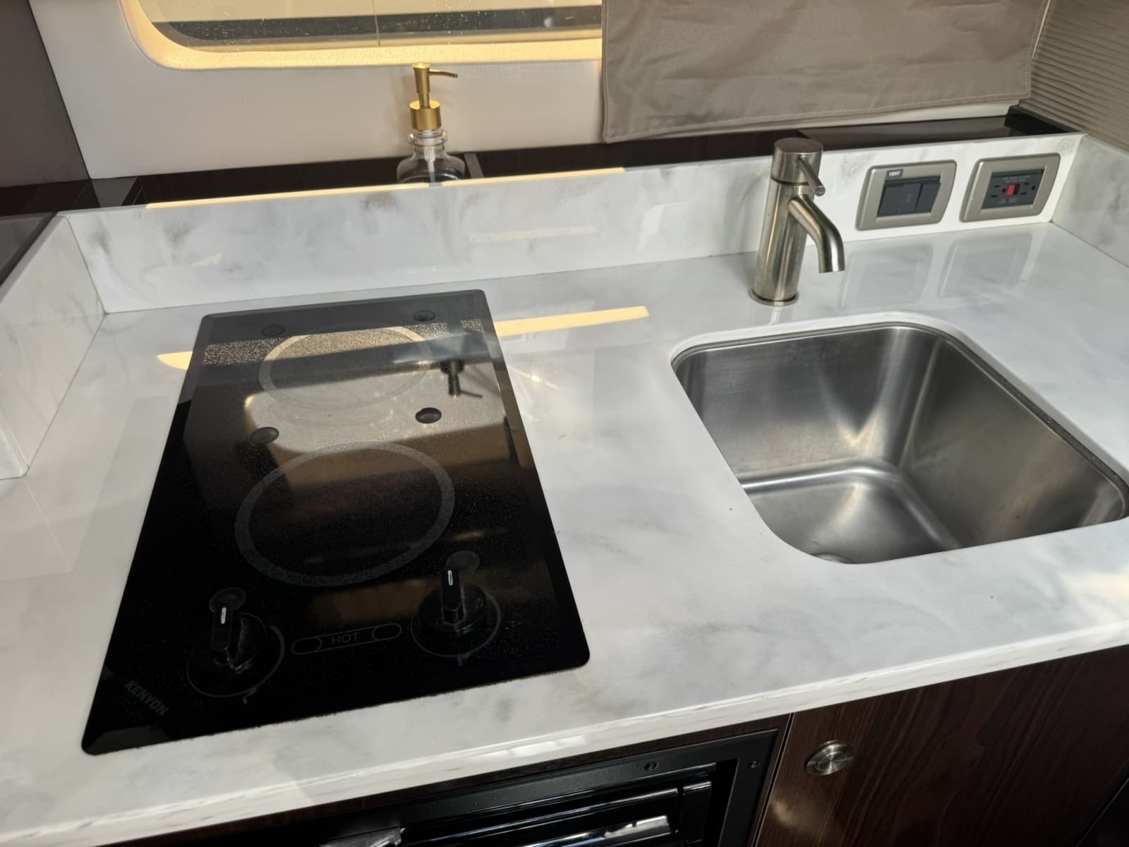 2018 Sea Ray 350 Sundancer - Photo 35