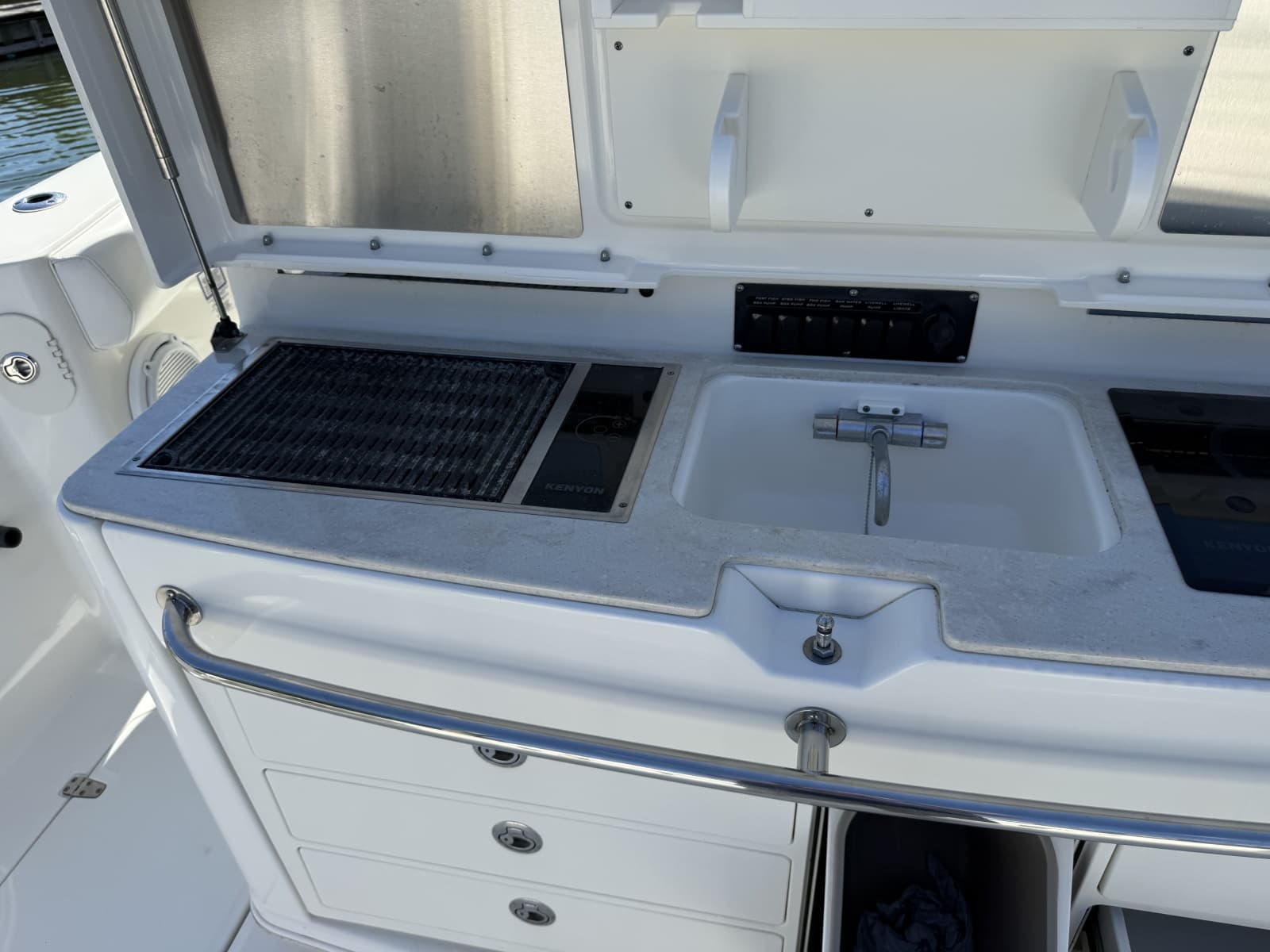 2016 Boston Whaler  - Photo 12