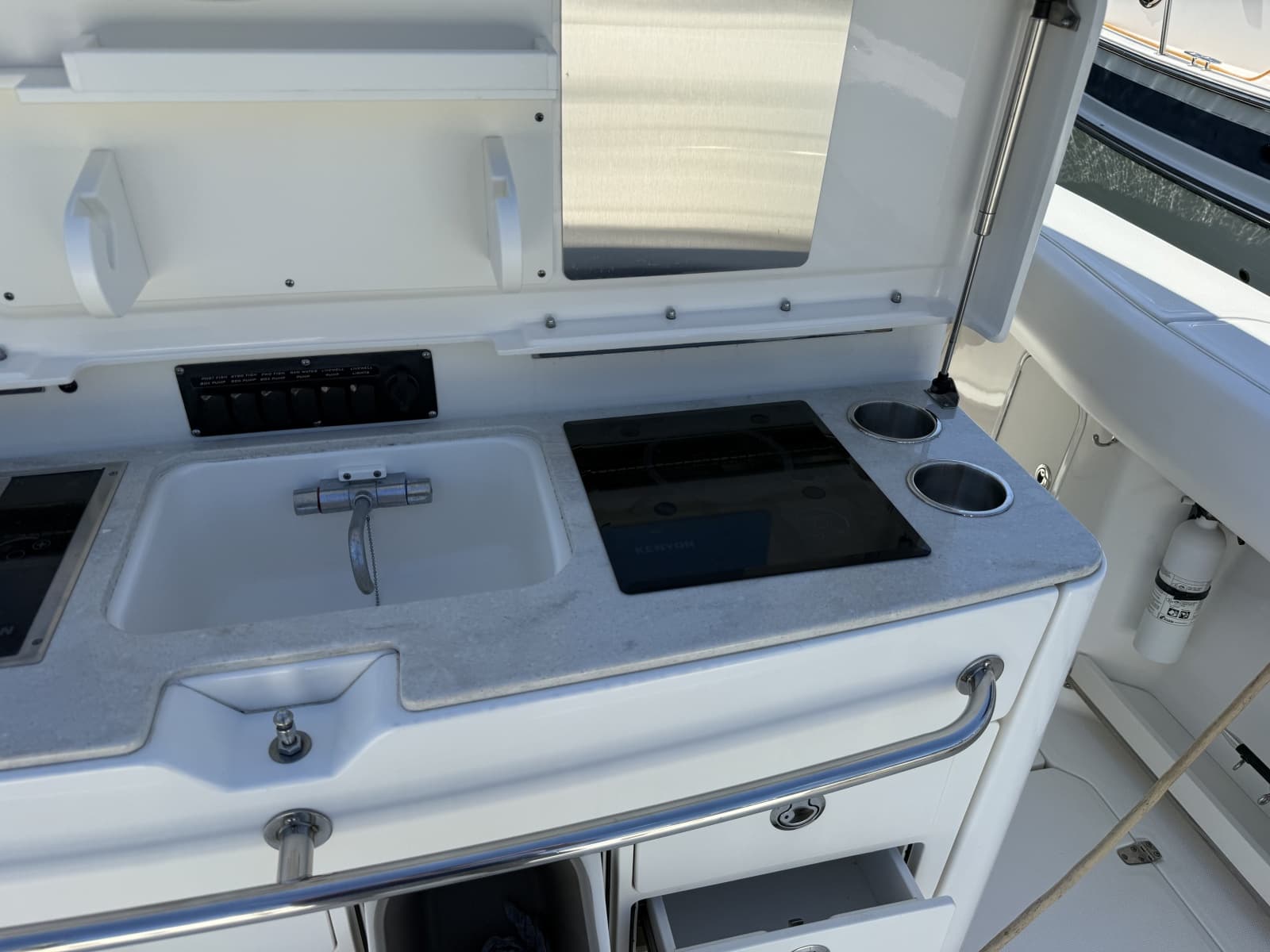 2016 Boston Whaler  - Photo 13
