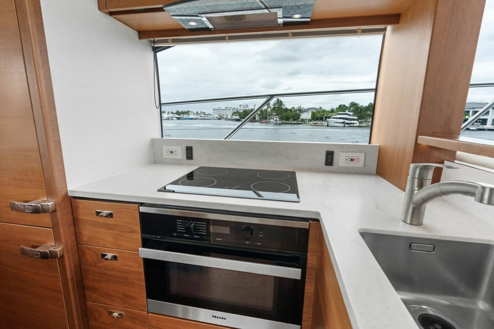 2020 Princess S62 Sportbridge - Photo 35