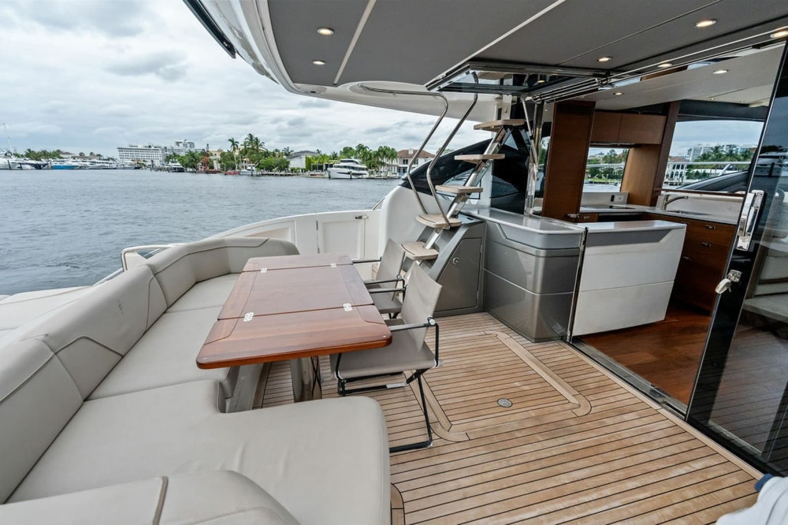 2020 Princess S62 Sportbridge - Photo 14