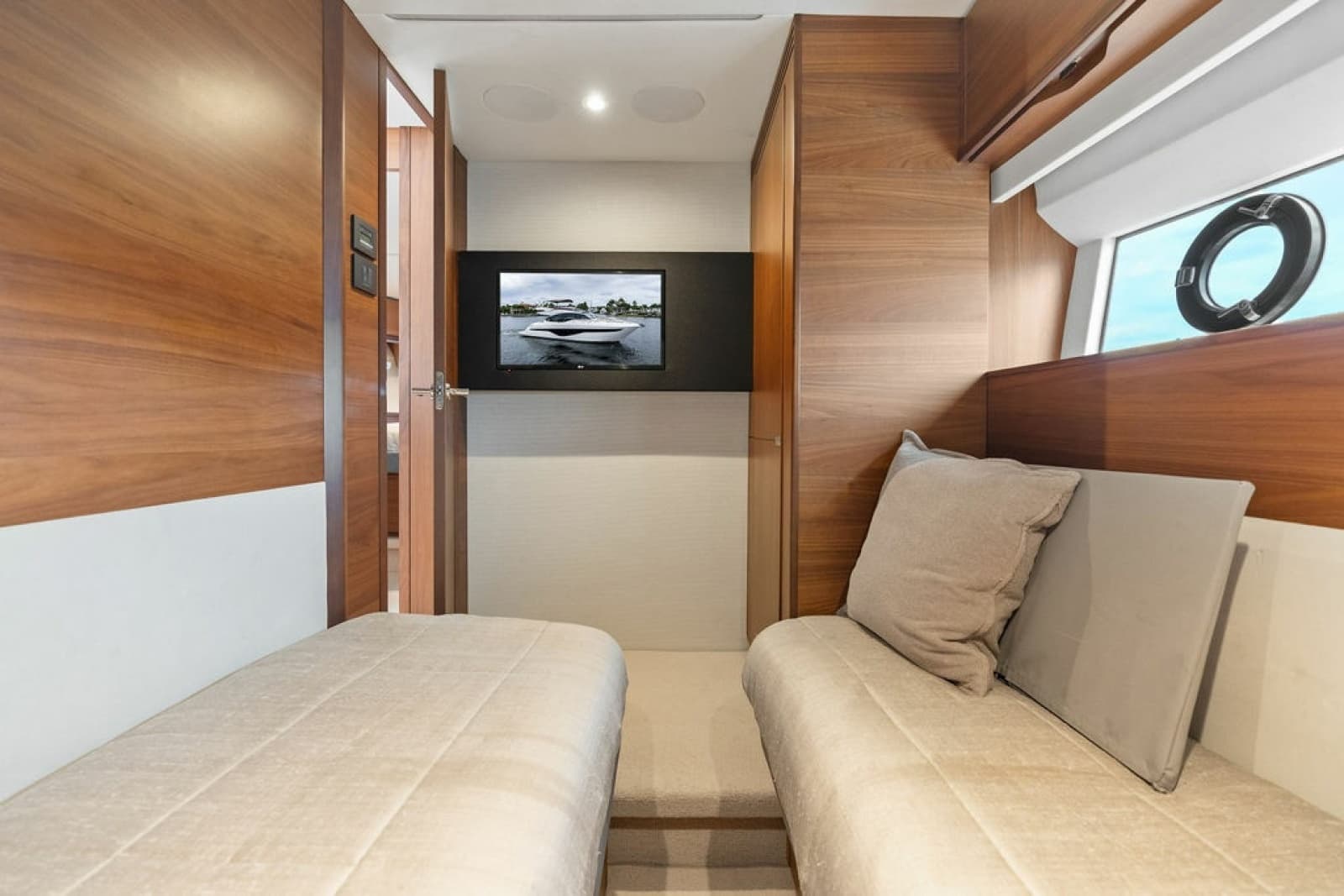 2020 Princess S62 Sportbridge - Photo 51