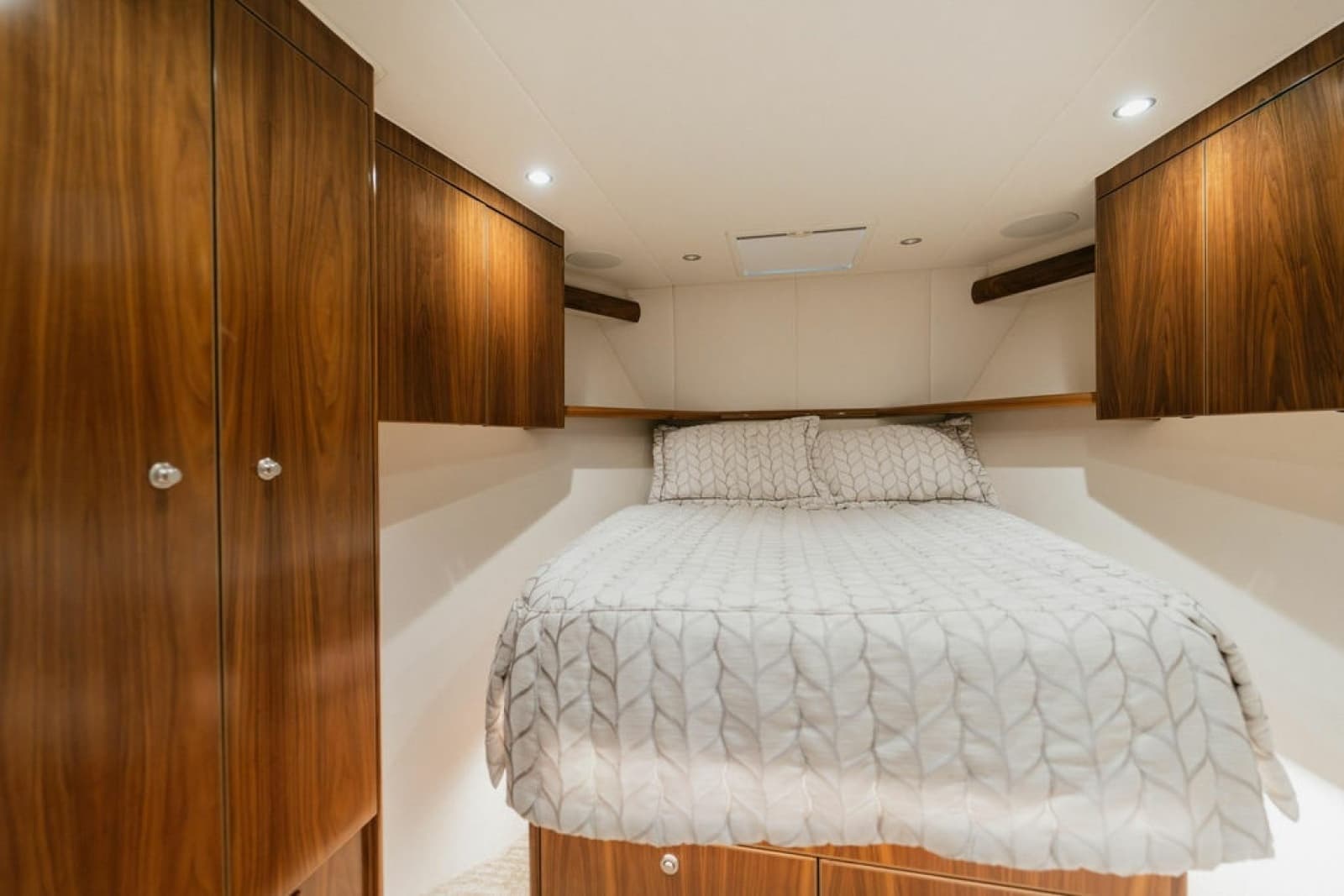 2021 Viking 58 Convertible - Photo 13