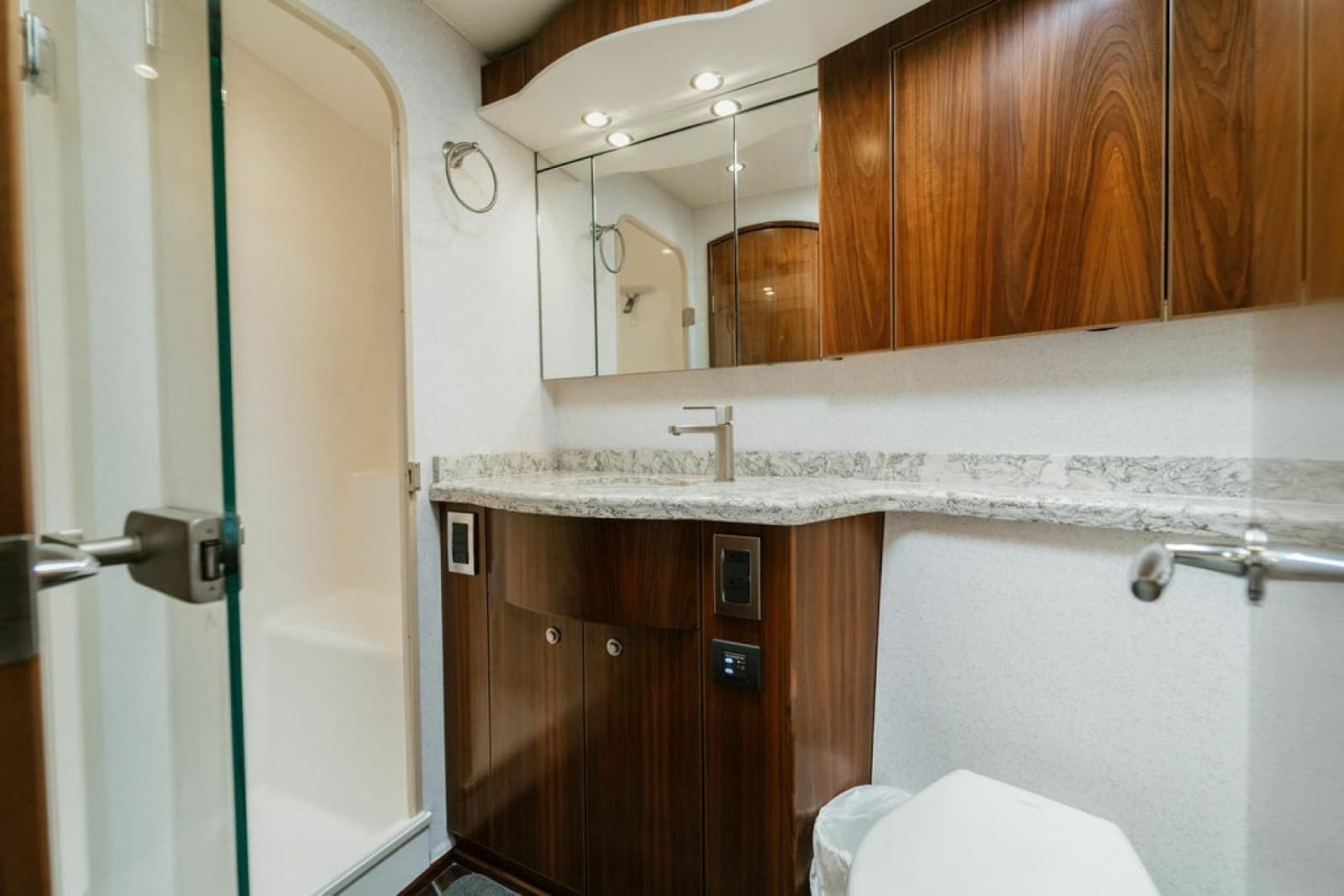 2021 Viking 58 Convertible - Photo 18