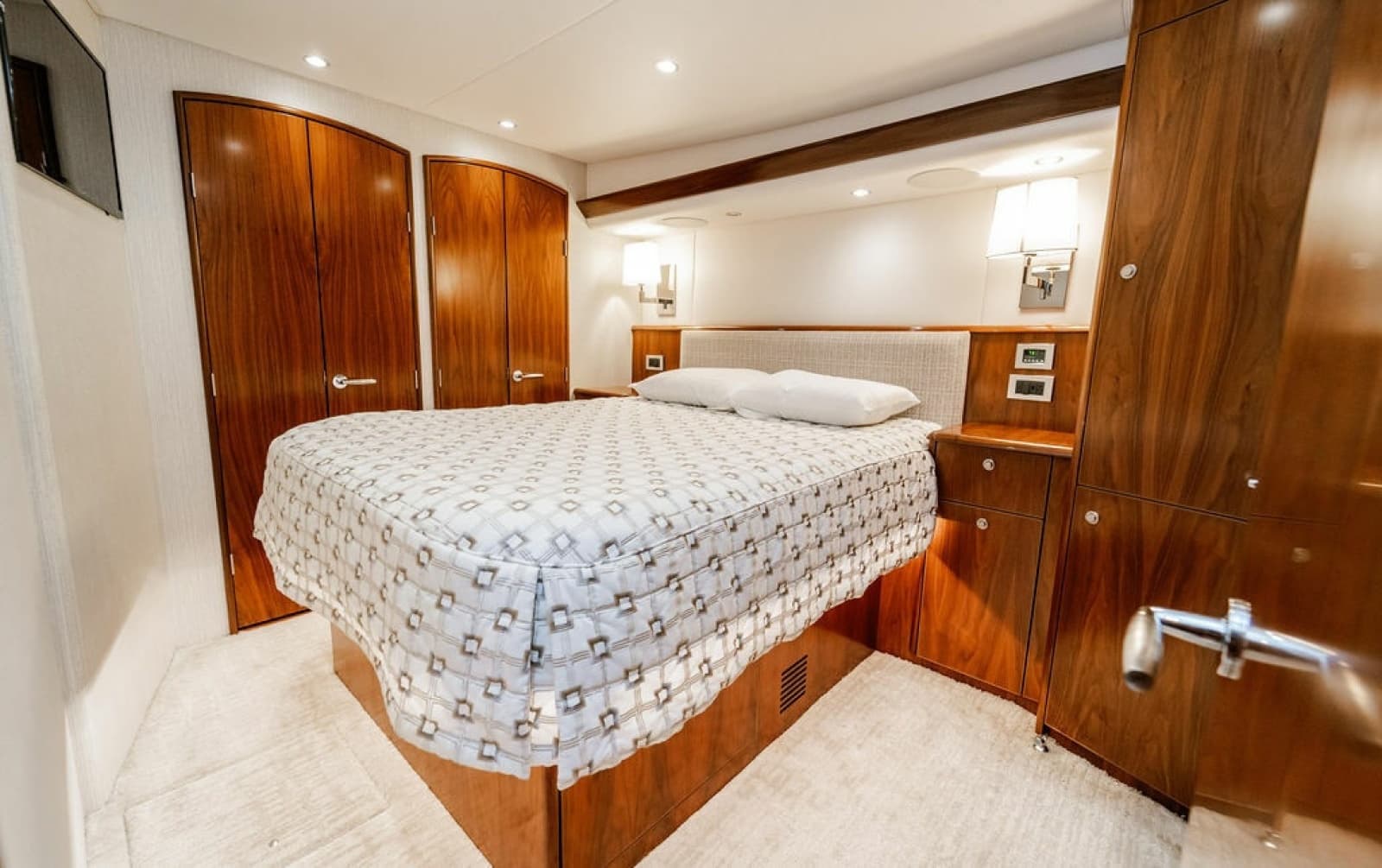 2021 Viking 58 Convertible - Photo 8