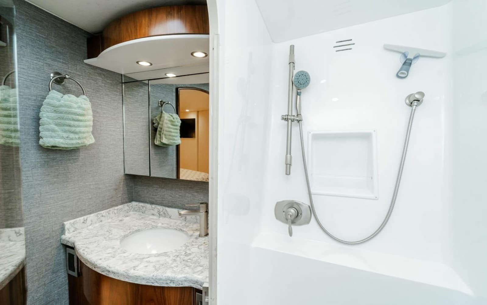 2021 Viking 58 Convertible - Photo 11