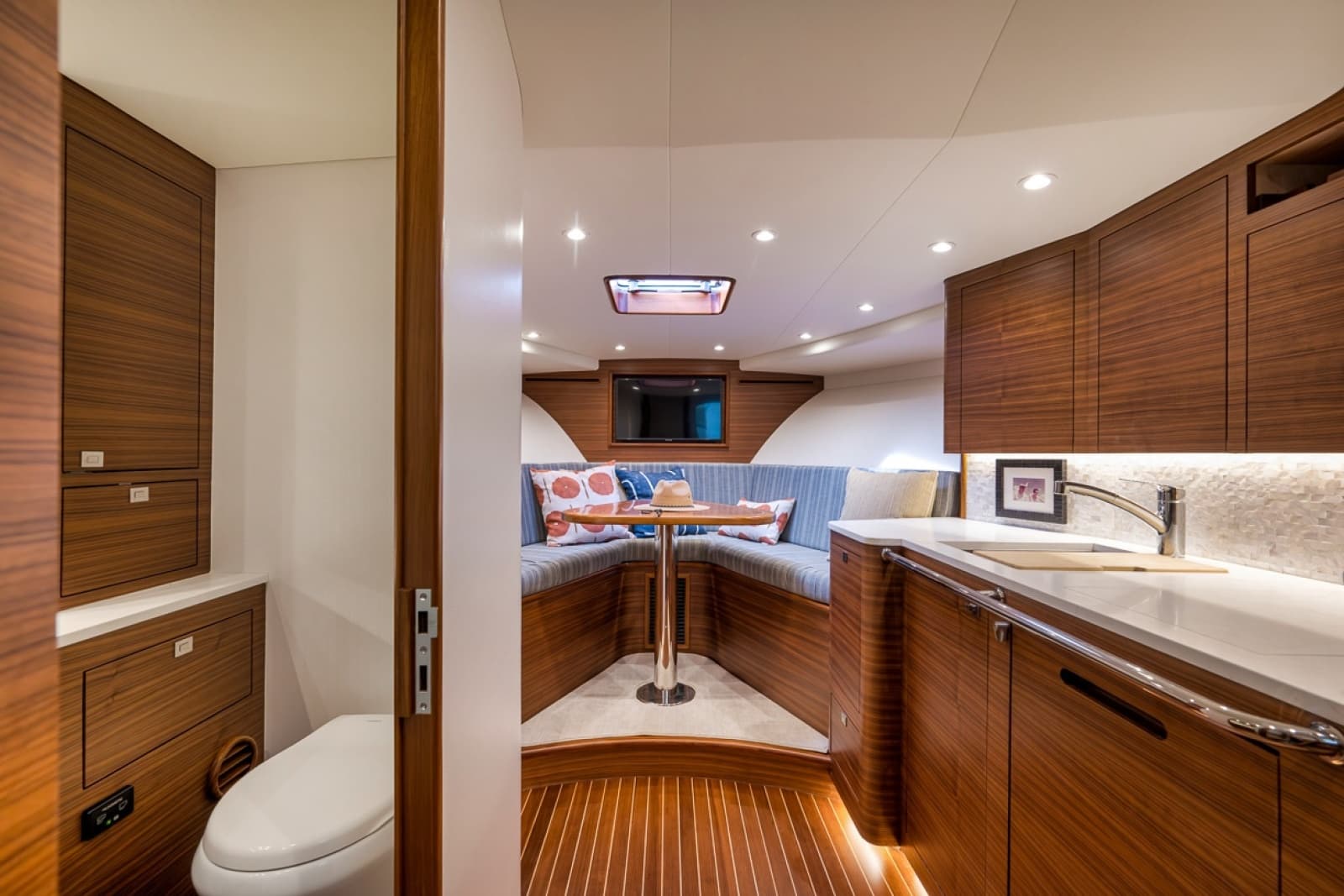 2024 Custom Carolina 40 Express - Photo 40