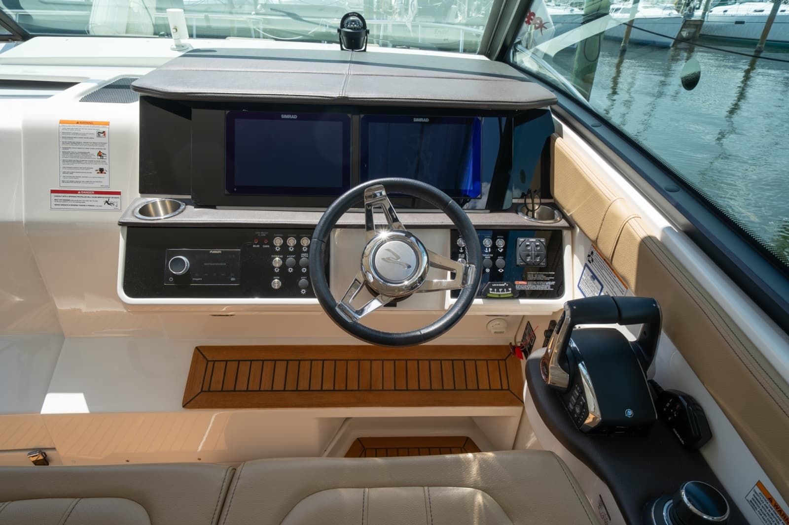 2025 Sea Ray 320 Sundancer - Photo 19