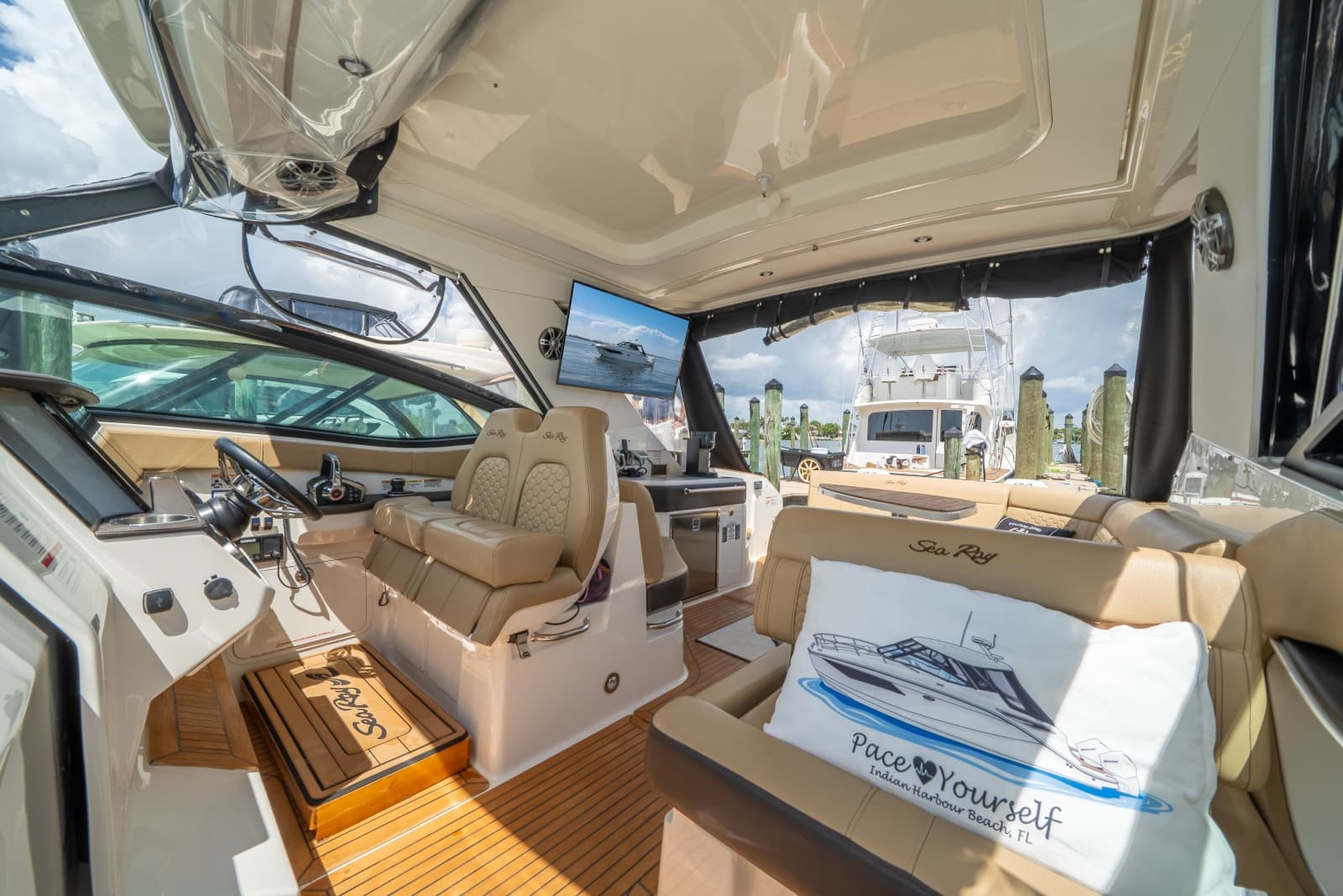 2025 Sea Ray 320 Sundancer - Photo 16