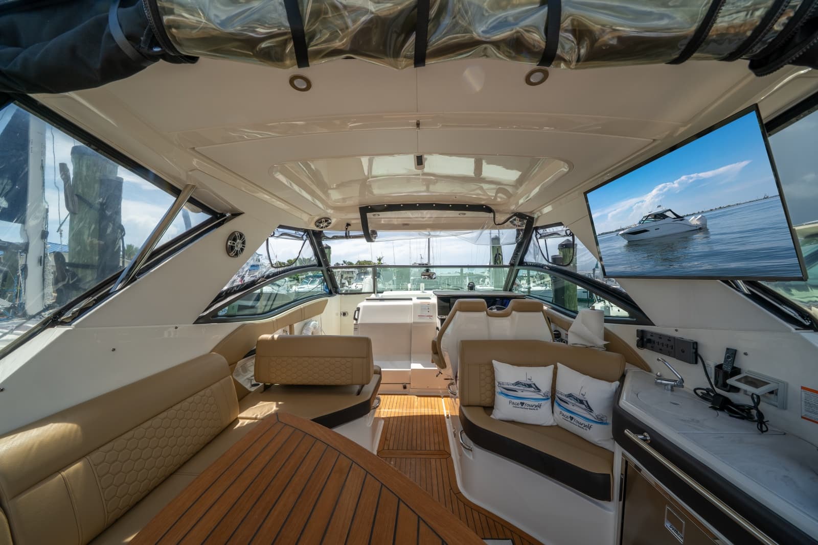 2025 Sea Ray 320 Sundancer - Photo 15