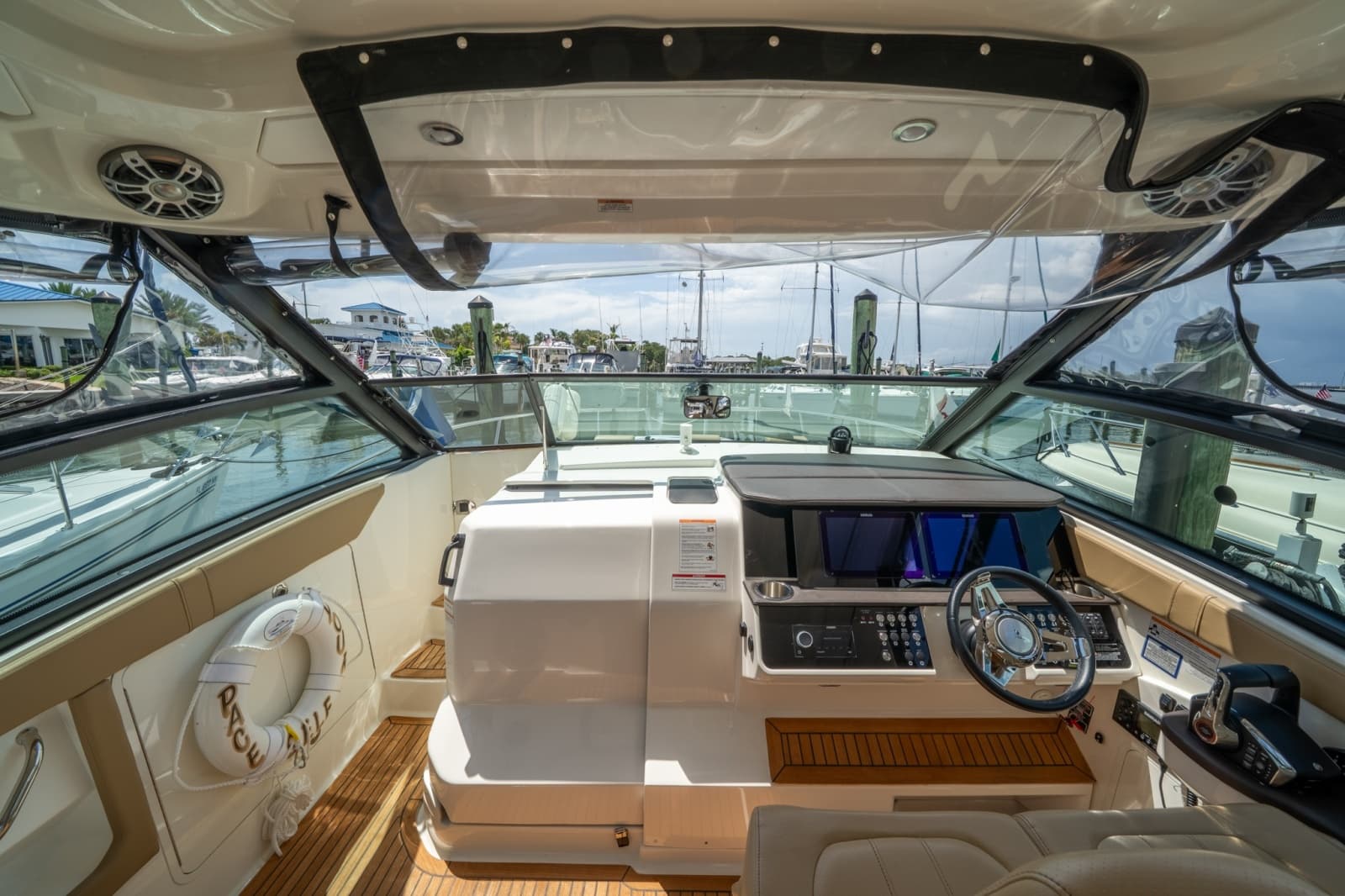2025 Sea Ray 320 Sundancer - Photo 4