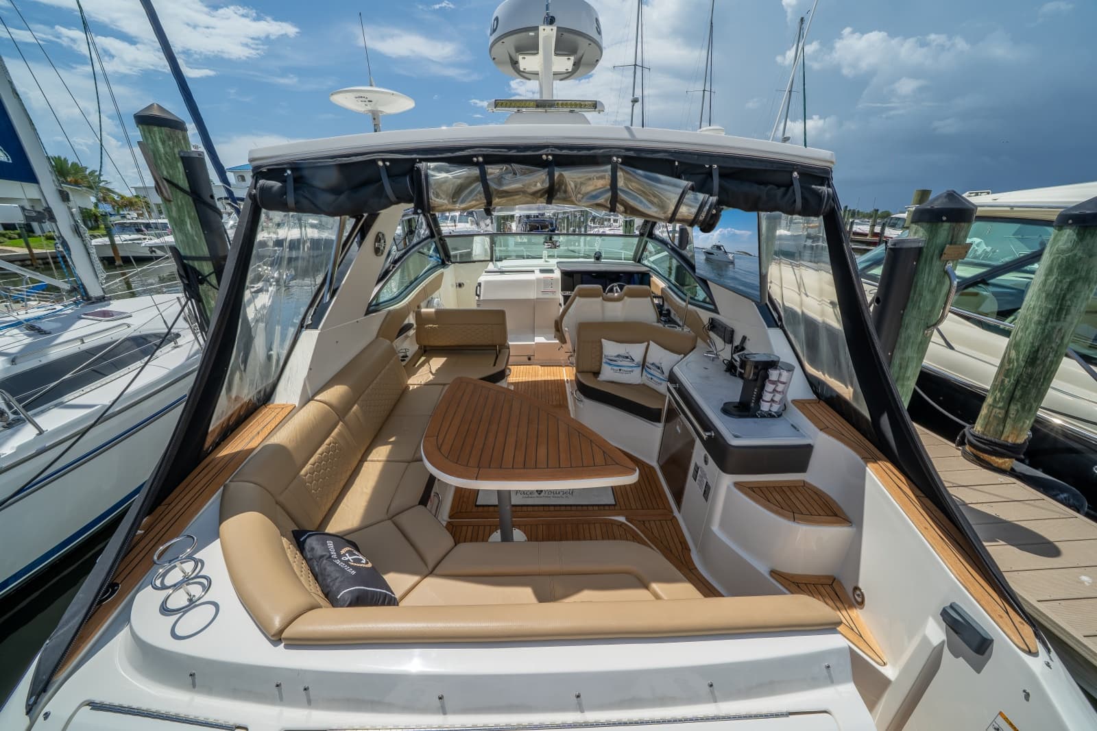 2025 Sea Ray 320 Sundancer - Photo 3