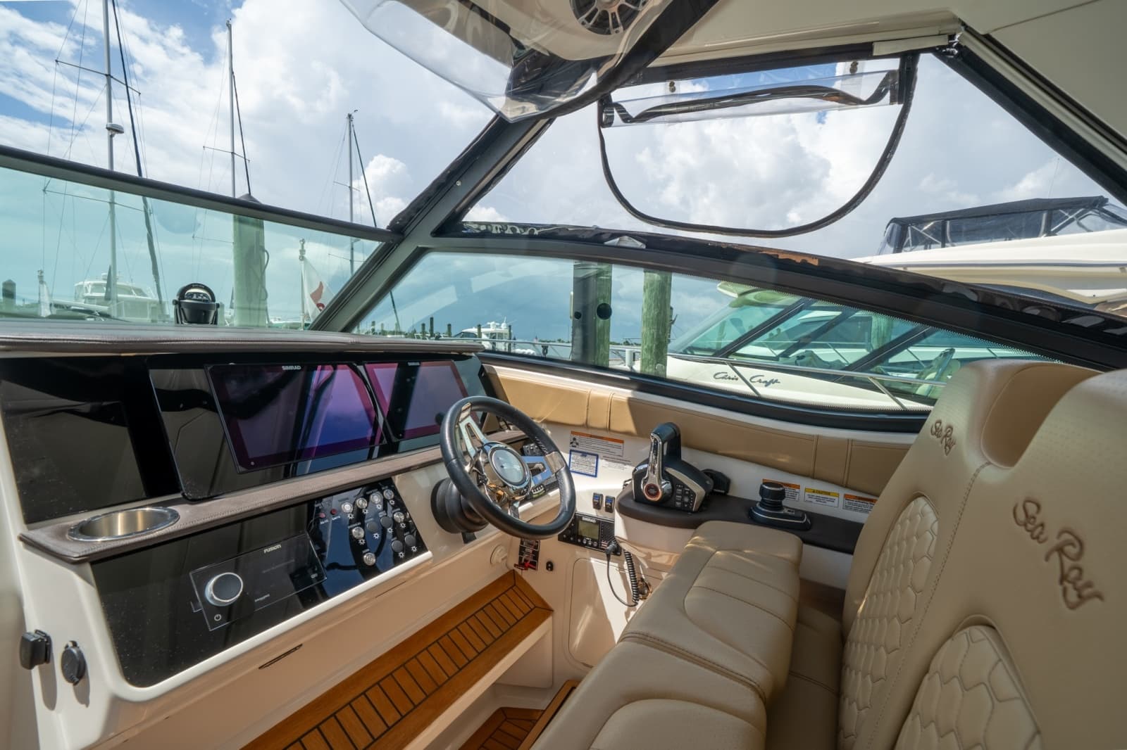 2025 Sea Ray 320 Sundancer - Photo 18