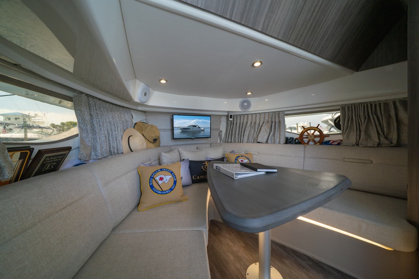 2025 Sea Ray 320 Sundancer - Photo 5