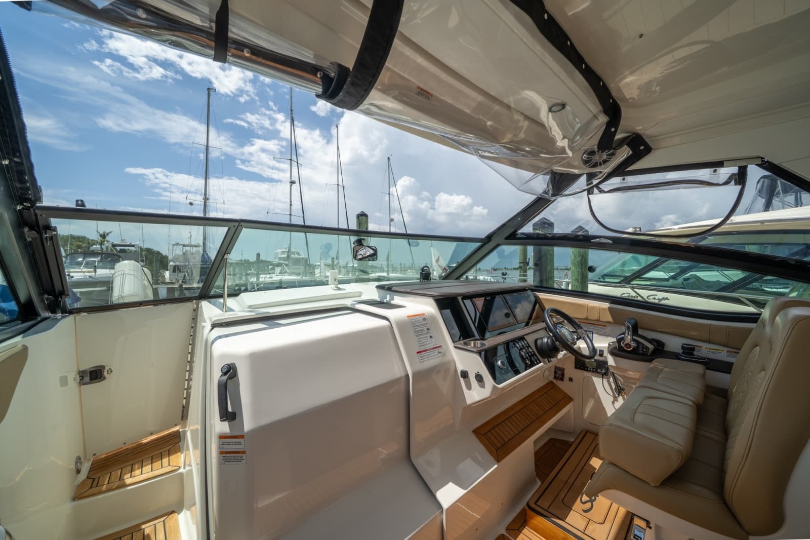 2025 Sea Ray 320 Sundancer - Photo 17