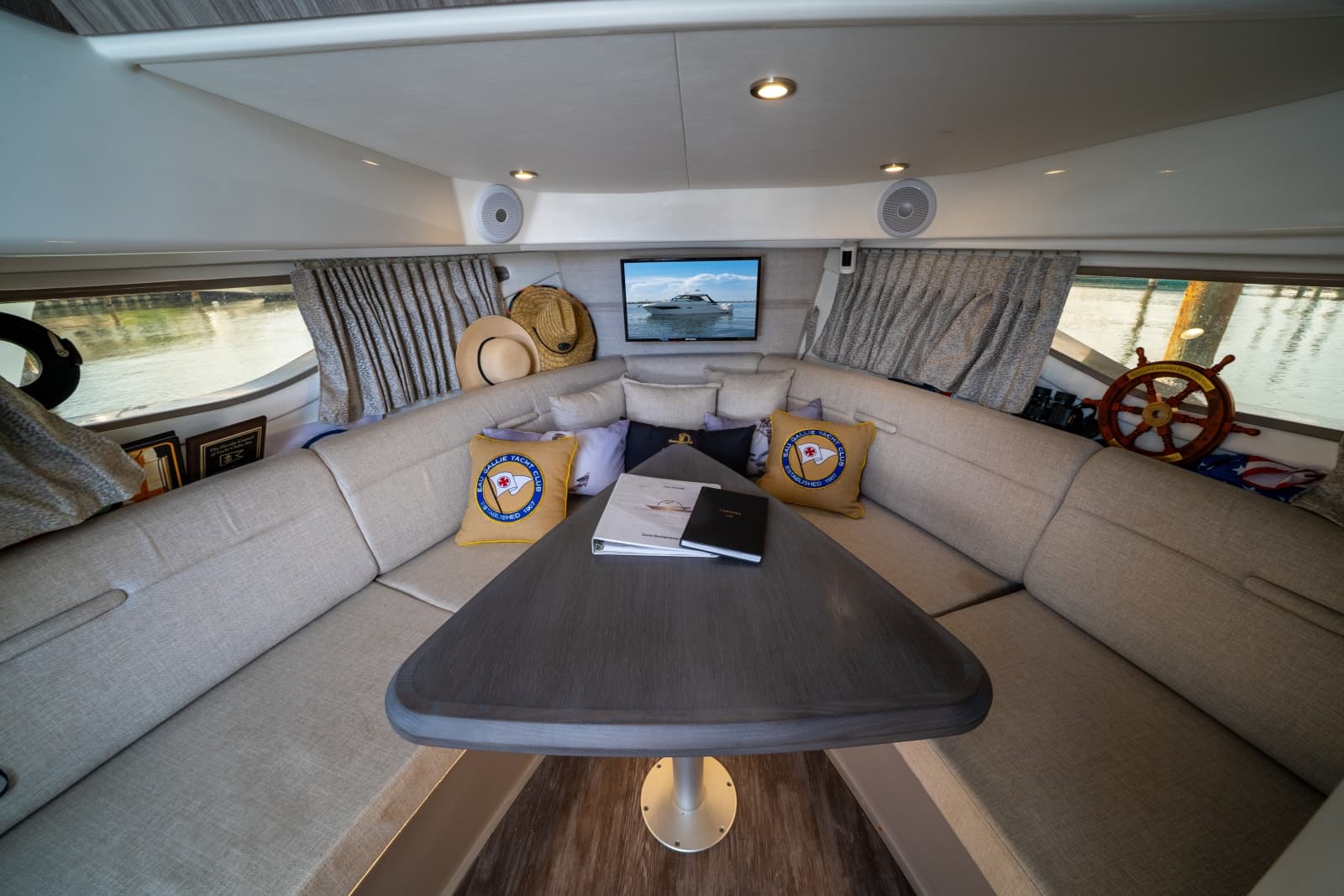 2025 Sea Ray 320 Sundancer - Photo 21