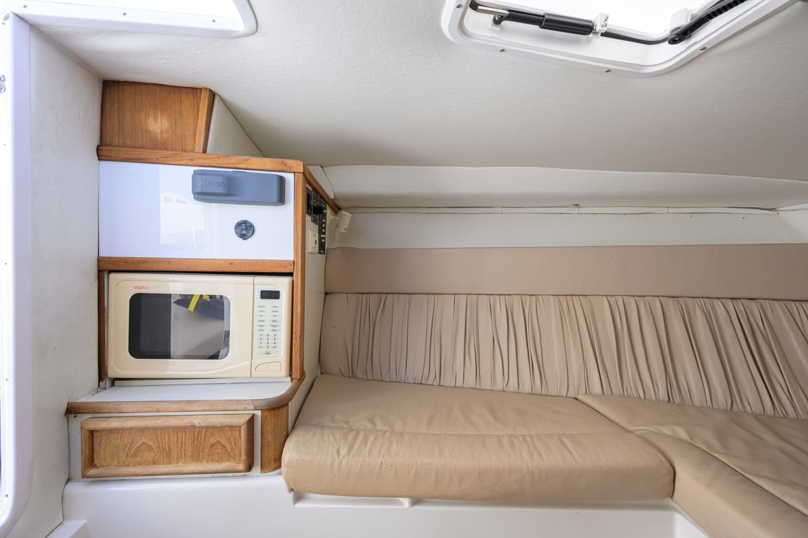 2003 Jupiter 31 Cuddy - Photo 17