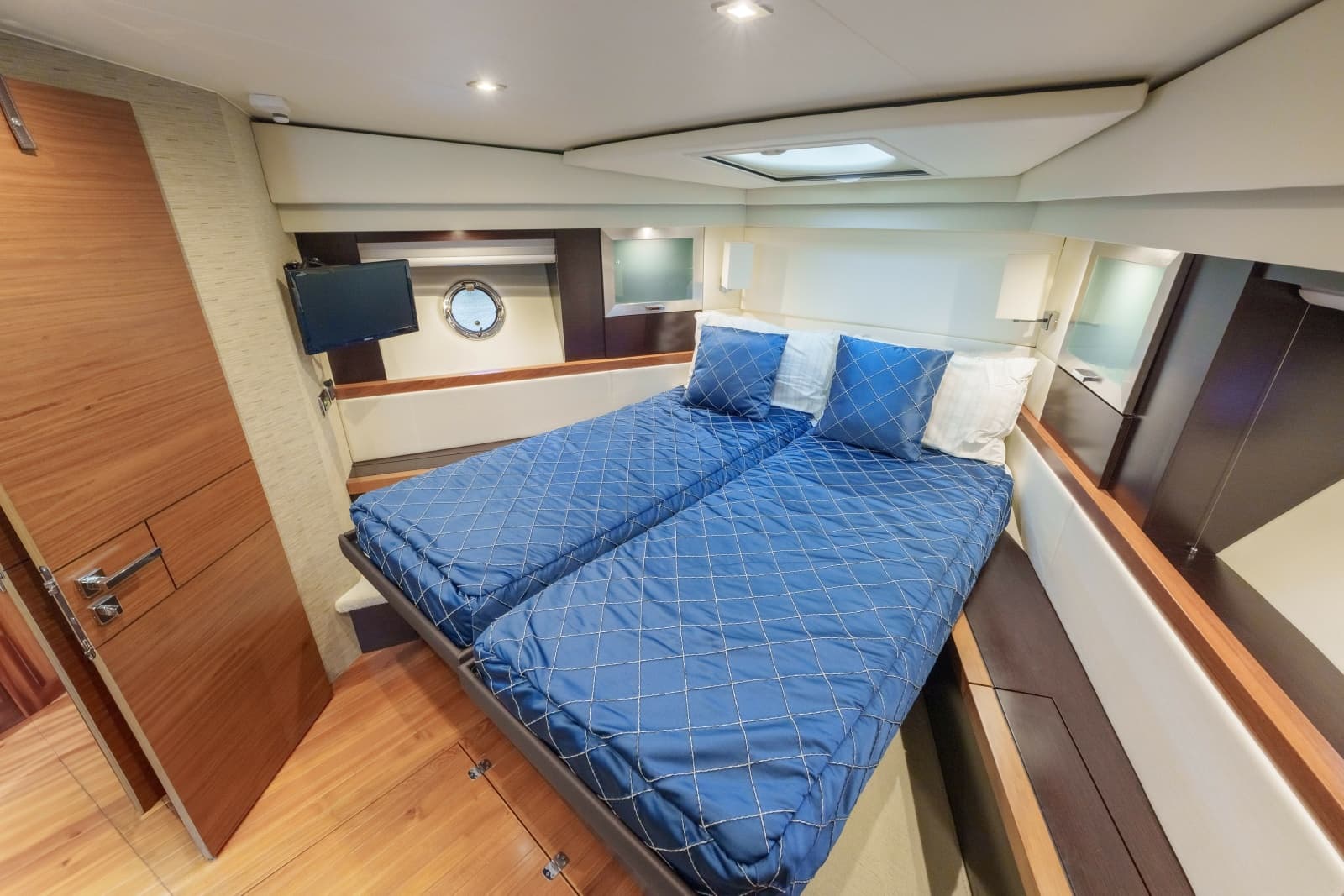 2017 Tiara Yachts C53 Coupe - Photo 17