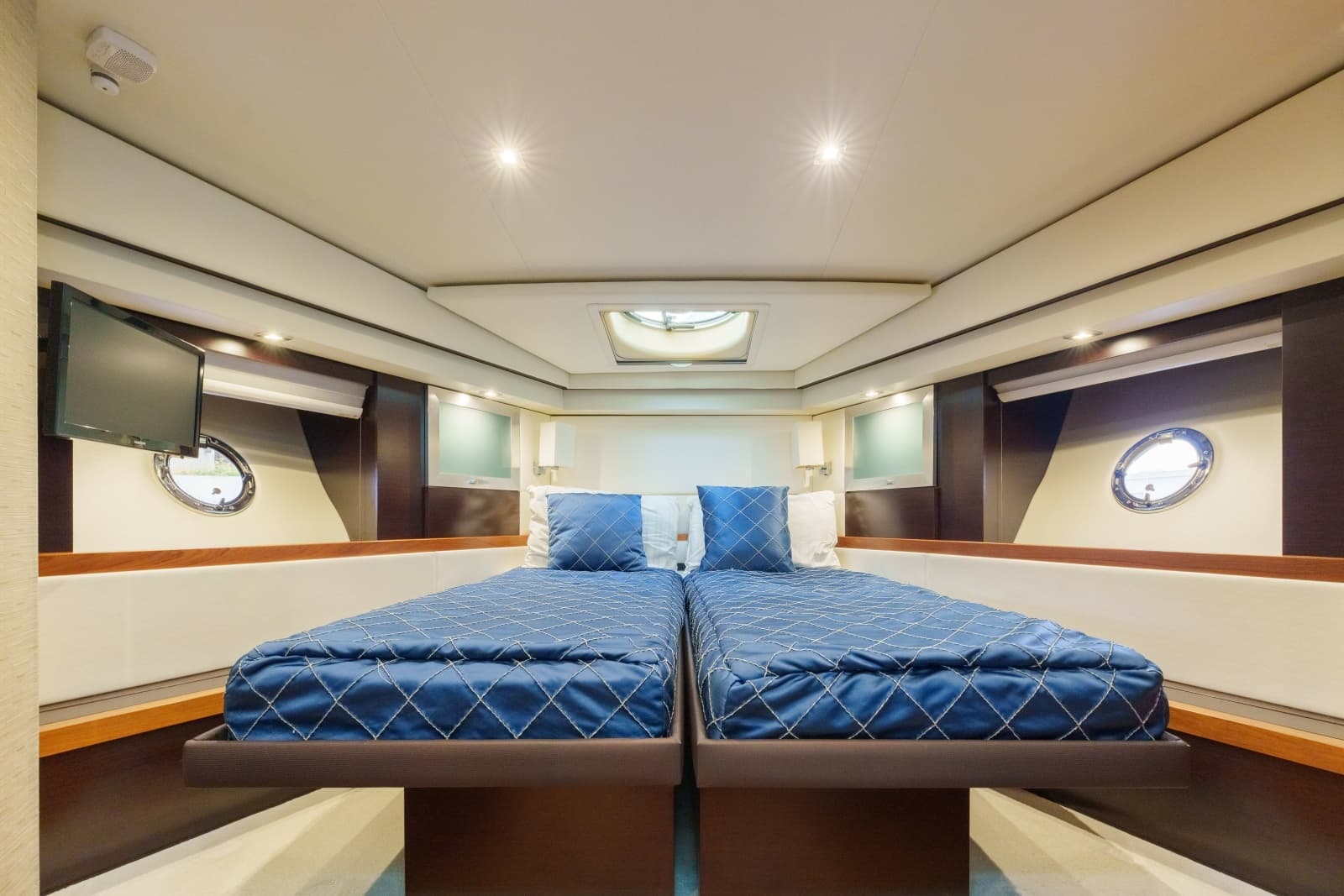 2017 Tiara Yachts C53 Coupe - Photo 18