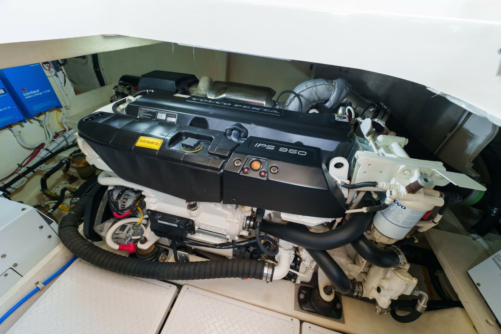 2017 Tiara Yachts C53 Coupe - Photo 29