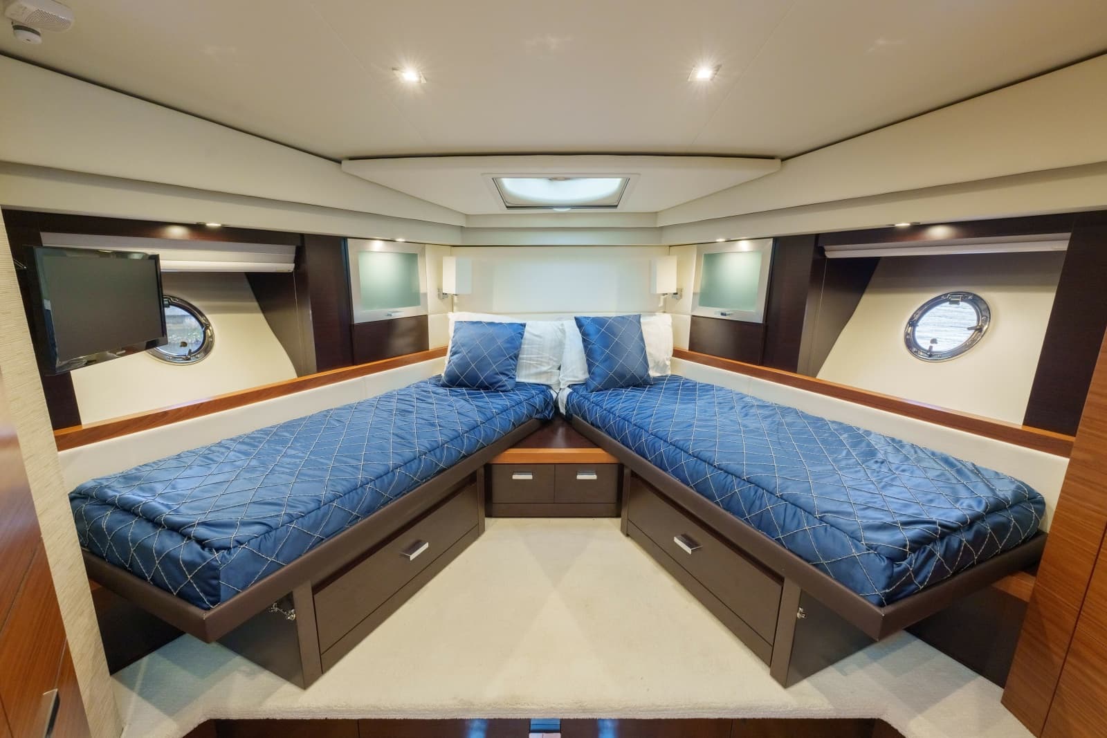 2017 Tiara Yachts C53 Coupe - Photo 19