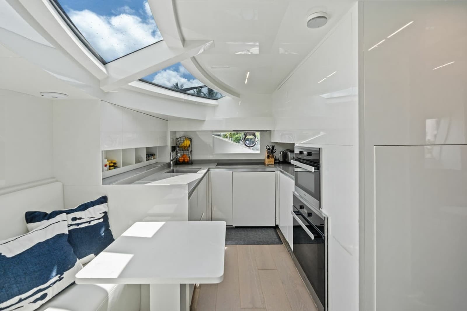 2018 Ferretti Yachts 850 Motoryacht - Photo 48