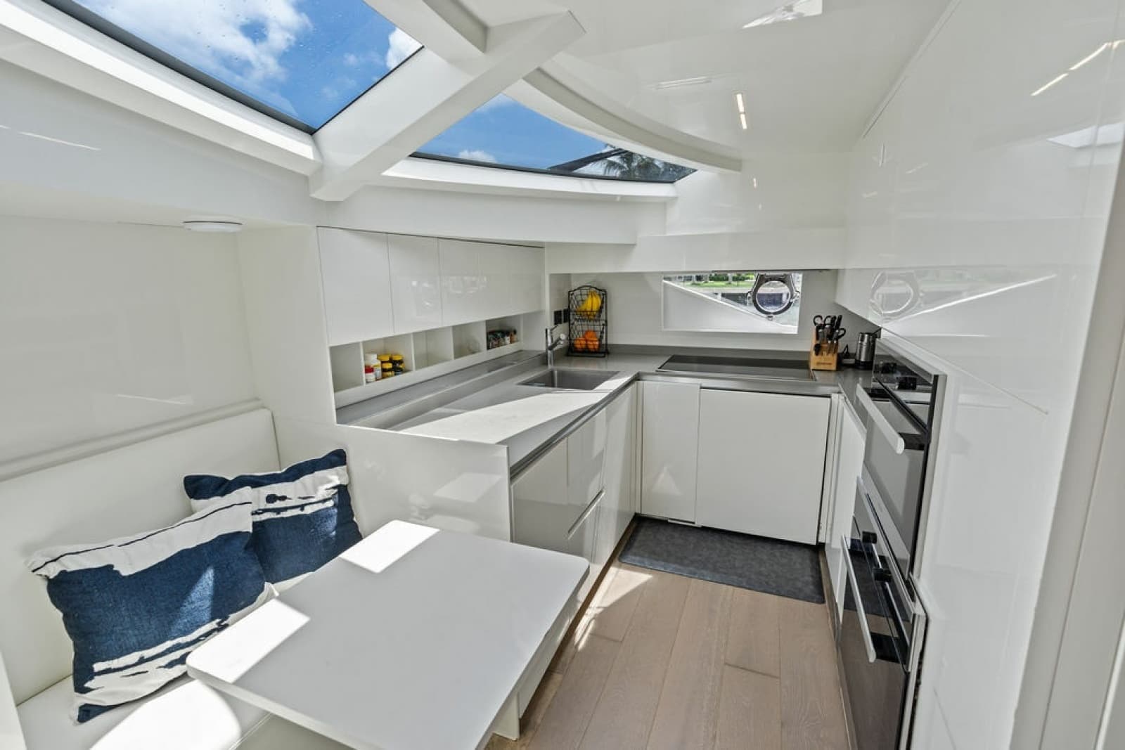 2018 Ferretti Yachts 850 Motoryacht - Photo 47