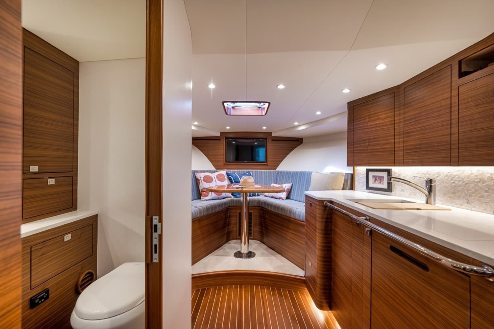 2024 Custom Carolina 40 Express - Photo 40