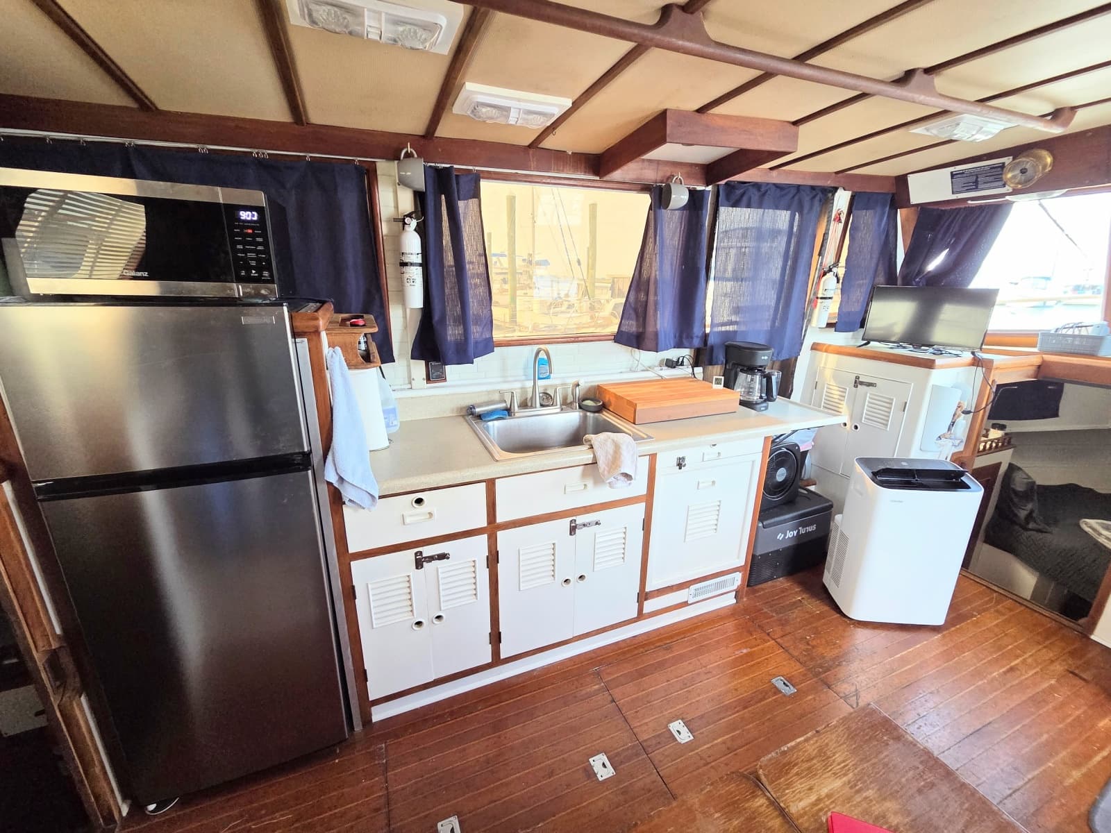 1982 C & L Sea Ranger Sundeck 39 - Photo 4